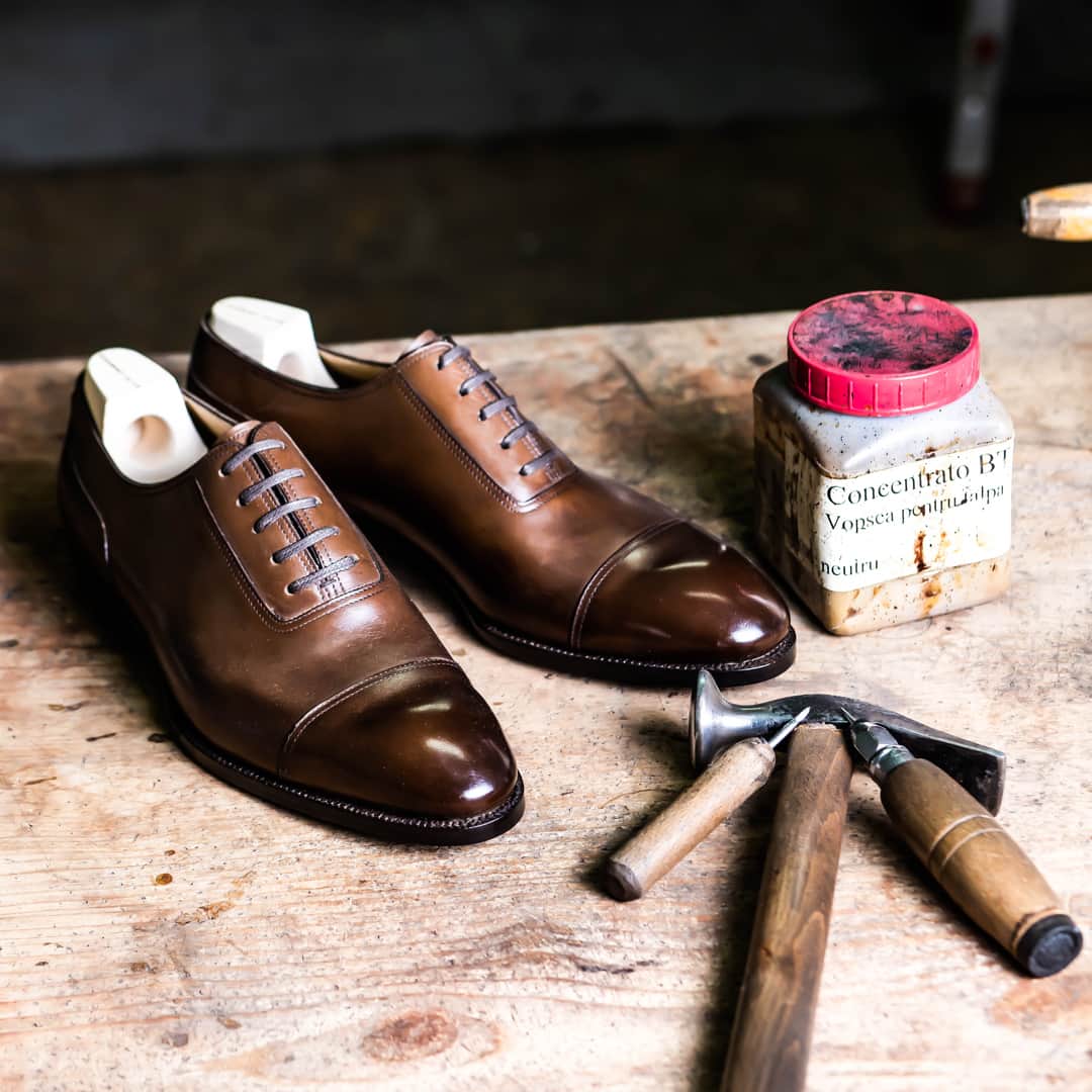 サンクリスピンのインスタグラム：「A dance of effortless elegance, where every line finds purpose, and every proportion is perfect, whispering the beauty of paired-back design.​​​​​​​​​ Our model 215 Oxfords.  #shoes #handmadeshoes #madetoorder #mtoshoes #bespokeshoes #handwelted #shoeporn #madebyhand #shoestagram #agentlemanschoice #onlyforgentlemen」