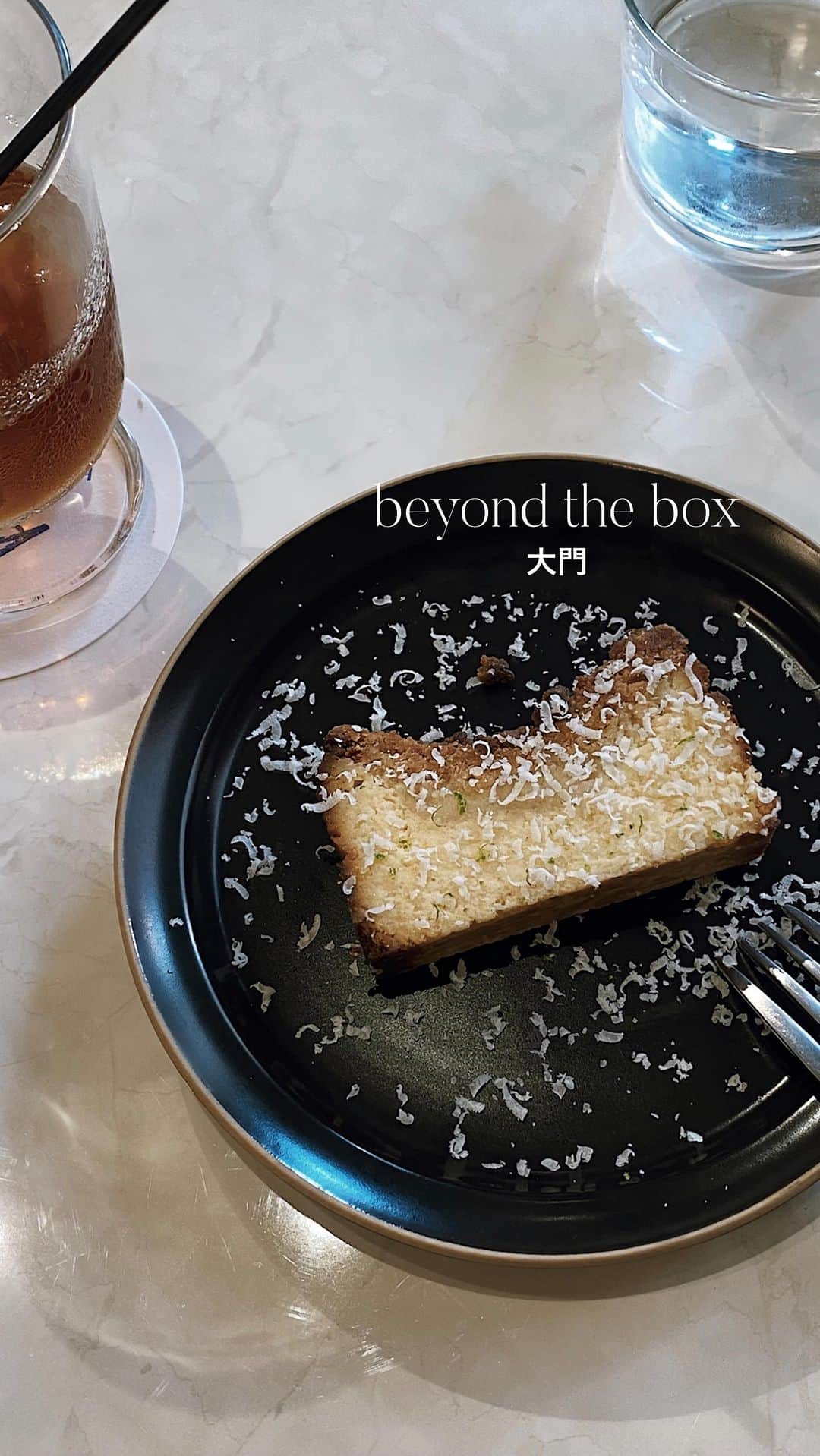 C A F E L O V E Rのインスタグラム：「beyond the box // 大門 下北沢で17年間愛されたカフェ「Seven colors」が芝公園の近くに移転し、昨年12月にオープンしたお店🍽 ㅤ ランチ〜カフェ、ディナータイムまで、いつ行っても楽しめる、カフェ・ダイニング・バー☀️🌙 終日提供のフードメニューもあるため、ランチが遅くなってしまった日も安心です🥗 ナチュールワインやクラフトビールもあり🍷💕 ㅤ 広々としていて複数人でもオススメですが、電源があって作業も出来るし、一人でもふらっと立ち寄りやすい雰囲気です☕️ ㅤ ご近所の lit_coffeeandtea.stand 、荻窪の @cross_point_tokyo と姉妹店👭 ㅤ ㅤ _________________________ ◾︎ オーダー -Spice Curry ¥1,380🍛 -B.L.T Sandwich ¥1,200 🥪 ( アボカドトッピング ¥200🥑 ) -Coffee +¥200 (ランチタイムセットドリンク) -Cafe Latte +¥300☕️ ㅤ ビーガン対応メニューもあり🥬パフェが人気なようなので、次回トライしてみたいです🫶 ㅤ ◾︎ 雰囲気、広さ ２名テーブルが複数席あり、奥にはソファ席もあるため、複数人でも居心地の良い空間です。 お一人様からカップル、お友達、お仕事関係の方たち…と、幅広いお客様がいらっしゃり、いろいろなシーンで利用したくなる雰囲気でした✨ ㅤ ▪︎ テイクアウト◯ テイクアウトして近くの芝公園でのんびりするのも良さそうでした🍃 ㅤ ▪︎ ペット 店内入って右側の広々としたベンチ席と、テラス席がOK🐶 ㅤ ▪︎ 最寄駅 芝公園駅から徒歩約６分 大門駅から徒歩約８分 _________________________ ㅤ @beyond_the_box.tokyo  #beyondthebox #ビヨンドザボックス  ㅤ ※ 営業の詳細や、注意事項などはお店のアカウントでご確認ください」