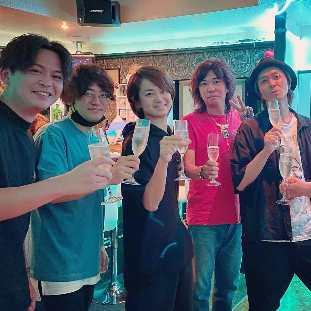 のインスタグラム：「先週もありがとうございました！ 祝ってもらえて幸せでした✨ みんなと次会えるのは京都個展かな✍️😊 暑〜い京都を楽しみにしています笑✨  ☆京都個展のイベントは8月13日、14日！  10日〜15日のポストカード付きの事前予約は8月から受付するので待っててね✨  13日は尾身和樹、田中大樹、三浦勉くんが参加してくれます。 D.Dも参加するので、この日はイベントから打ち上げ雰囲気かな😊  14日は大堀治樹がコラボで参加！ 大堀、尾身、大樹、勉ちゃんで楽しみたいと思います✨ この日はイベント終わりで終了予定。  個展グッズやコラボ絵柄ポスター、事前予約ポストカード等も今作ってるから楽しみにしててねー✨✍️  ☆田中純弥 アート展2023☆ 【会場】京都みやこめっせ  美術工芸ギャラリーB 【期間】2023年8月10日〜8月15日 【時間】13:00〜17:00 （最終日16時まで） 【休館日】8月12日 【入場料】500円（12歳まで無料）  ☆スペシャルイベント☆ 【〜浴衣でハッピーお祭り気分2023！出張D.Dもあるよ〜】 【開催日】8月13日、8月14日 （13日ゲスト 尾身和樹 、三浦勉、田中大樹/他） （14日ゲスト 大堀治樹、尾身和樹、三浦勉、田中大樹/他） ライブペイント&トークショー、サイン会&撮影会など。 【13日】13:00〜18:00 （途中入場あり） 【14日】13:00〜17:00 （途中入場あり） 【入場料】1500円 （12歳まで無料）  【アクセス】 京都市左京区岡崎成勝寺町9-1 京都市勧業館みやこめっせ ※一般駐車場あり（有料）  通常個展は10日〜15日（12日休館日） イベントは13日、14日となります。 通常個展とイベント時の展示内容は異なることがあります。 ライブペイント&トークショーの席や場所指定は、 当日12時45分からの抽選となりますのでご了承ください。 先着順ではなく、抽選はランダムとなりますのでゆっくり時間までに来ていただけたらと思います。 全員入れるスペースがございますのでご安心ください。 13時からトークショー&ライブペイントが始まり、その後サイン会やチェキ会となります。 途中入場も途中物販購入も可能です。 お時間がなくサインやチェキなどお急ぎの方は当日スタッフにご相談ください。 出来る限り対応させていただきます。 通常個展とイベント日の時間と料金が異なりますのでご確認ください。  通常個展も全日、純弥は会場にいますので ぜひお気軽に遊びに来てください✨ 夏の京都個展！スタッフ一同心よりお待ちしております。」