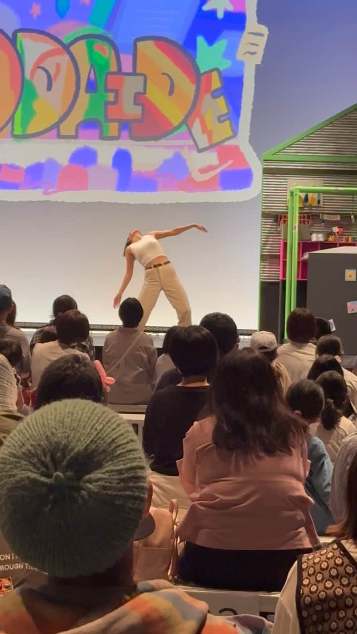yurinasiaのインスタグラム：「@hitsujibungaku   その場に居る子達にいくつかお題をもらい、お題に沿って即興で踊るコーナー。ゾンタークおどりのほしはおもしろいねぇ。」