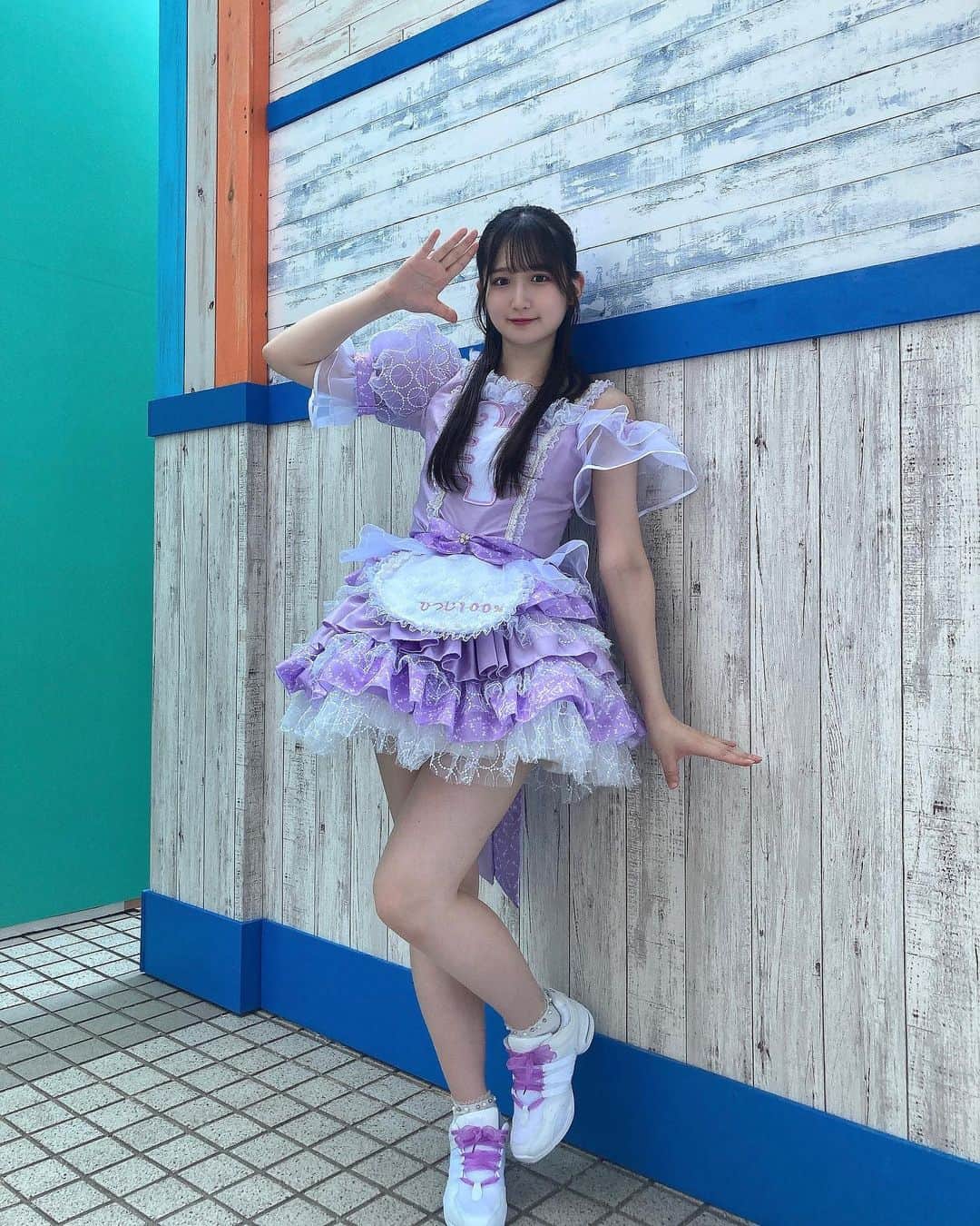貝賀琴莉さんのインスタグラム写真 - (貝賀琴莉Instagram)「新衣装になりました！！ オフショルが夏っぽい🌻🐚🏝  同じ事務所のせいな様(@seina0227 )がデザインしてくれました！！  踊ってる時のスカートの揺れが可愛いんだ〜🫶  #琴莉のとりこ #アイドル #idol #アイドル衣装」7月25日 22時21分 - 0112kako