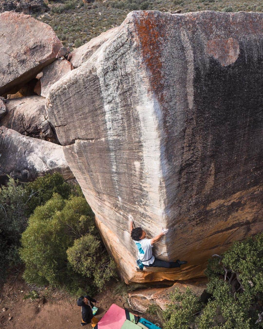 村井隆一のインスタグラム：「Livin' Large(V16/8C+)✅  Mega psyched! I've done the main goal of this tour!  This line, which is over 8m high, was called the Real Big Project at the time. It was very intimidating to imagine the climbers who tried this in the past fell from the same height as a balcony on the third floor.  The first half consisted of compression moves with friction slopers, and the second half was a mental battle(V11-ish) that required delicate footwork. It was only possible to try in perfect conditions in the early morning (~9:00), evening (17:00~), or cloudy day.  However, the approach takes 45 minutes, so early in the morning there weren't enough time to warm up. In the evening there's only a short time after the rock cool down untill the sunset, so a cloudy day is the best. Due to friction issues, the damage to the finger skin was quite severe. If I tried, I had to rest for 2-3 days. So this cloudy day near the end of the tour was my last chance.  The conditions were great on this day and every move worked perfectly on the second try. I just focused on each hold in front of me, and didn't feel any fear of heights. It would have been really bad if I missed the last move. I'm glad I climbed, but more than that I'm glad I didn't fall.  Thank you to the tour members who helped me with the big hike for days🙏  And huge respect @nalle_hukkataival for putting this mega up!! ____________________________________ 今ツアー最大の目標である「Livin' Large(六段)」が登れた!  発見当時Real Big Projectと呼ばれていたこのラインは高さ8mを超え、過去にこれをトライしたクライマー達が3階のベランダと同等の高さから落ちていたことを想像すると初見の威圧感は半端なかった。  最初の数日間ロープ練に費やした結果、このラインは前半は強度の高いコンプレッションシーケンスで、後半は繊細なフットワークが求められる3段ほどのメンタルバトルであることが判明。そして日光がもろに当たるこのラインを完璧な状態でトライ出来るのは早朝(〜9時)か夕方(17時〜)、もしくはたまに訪れる曇り日に限られた。ただアプローチに45分かかり、早朝は十分にウォームアップする時間が取れず、夕方は影ってから日没までの僅かな時間しか取れないことから、ベストは曇り日を狙うことだった。またフリクション系の課題で、指皮のダメージがかなり酷く、1日トライしたら2〜3日レストを挟まなければならず、ツアー終了間近のこの曇り日はまさにラストチャンスと言える状況だったかもしれない。  この日は気温が低く、コンディションは最高で、1トライ目から4日間出来ていなかった前半パートを突破出来た。が、5mを超えた辺りでビビってしまい諦めのフォール。それから1時間ほど心を落ち着かせてからのセカンドトライ。このトライは全てのムーブが完璧に決まった。ただ目の前にある1手1手に集中しすぎて気付けばリップを掴んでた。高さの恐怖はもはや全く感じなかったけど、もし最後のリップ取りでミスってたら本当にやばかった。登れて良かったけど、それ以上に落ちなくて良かった。  何日もビッグハイクをこなして協力してくれたツアーメンバーに感謝です🙏  Photo @naoki__shimatani   @rokdo_team」