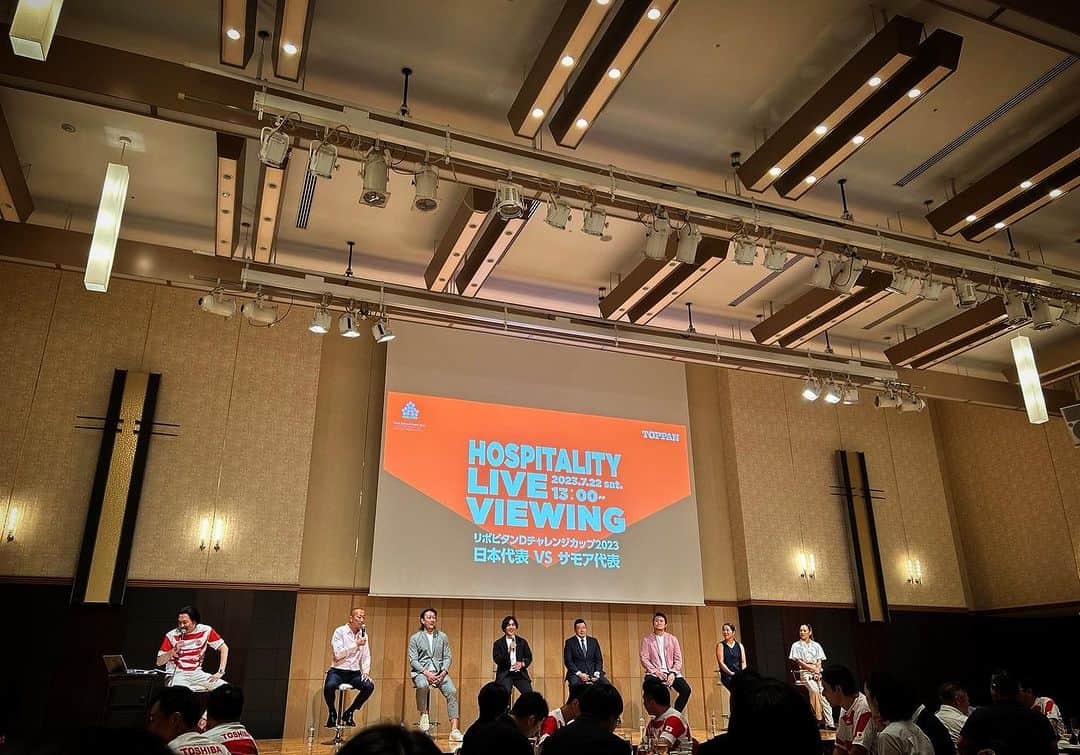 真壁伸弥のインスタグラム：「高輪でラグビートークでサモア戦のライブビューイング。 楽しかった。けど、試合負け。 がんばれ日本代表。  集合写真を撮ってないから、きんちゃんとのツーショットup ついでなんで、15年ぐらい前の、サモアで拉致事件が起きる前の写真up」