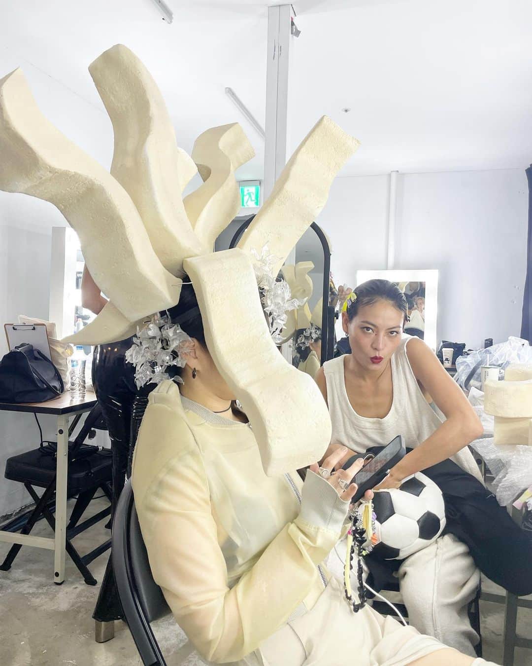 奈良裕也さんのインスタグラム写真 - (奈良裕也Instagram)「🇹🇼REAL CREATIVE HAIR SHOW✂️ in TAIWAN🇹🇼 今回のモデルは　秋元梢🖤　 @akimoto_kozue 台湾まで本当にありがとう😂🙏💋 🏙️今回はモダン建築ヘアーをテーマにしました。 全身Rick Owensの衣装とバランスを考えてこれを表現 できるのは梢しかいないと👍👍　@rickowensonline  台湾のお客様がこういう表現の仕方もあるんだよと　 勉強になってくれたら嬉しいです‼️ Special ゲストの小春ちゃんも アシスタントの時男も本当にお疲れ様でした😊　@kokokoharu  @tokio_tashiro  とんでもなく濃い台湾でしたw」7月25日 22時23分 - yuyanara