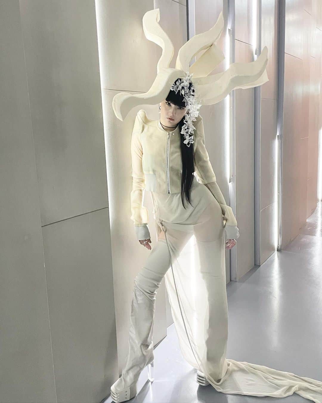 奈良裕也さんのインスタグラム写真 - (奈良裕也Instagram)「🇹🇼REAL CREATIVE HAIR SHOW✂️ in TAIWAN🇹🇼 今回のモデルは　秋元梢🖤　 @akimoto_kozue 台湾まで本当にありがとう😂🙏💋 🏙️今回はモダン建築ヘアーをテーマにしました。 全身Rick Owensの衣装とバランスを考えてこれを表現 できるのは梢しかいないと👍👍　@rickowensonline  台湾のお客様がこういう表現の仕方もあるんだよと　 勉強になってくれたら嬉しいです‼️ Special ゲストの小春ちゃんも アシスタントの時男も本当にお疲れ様でした😊　@kokokoharu  @tokio_tashiro  とんでもなく濃い台湾でしたw」7月25日 22時23分 - yuyanara