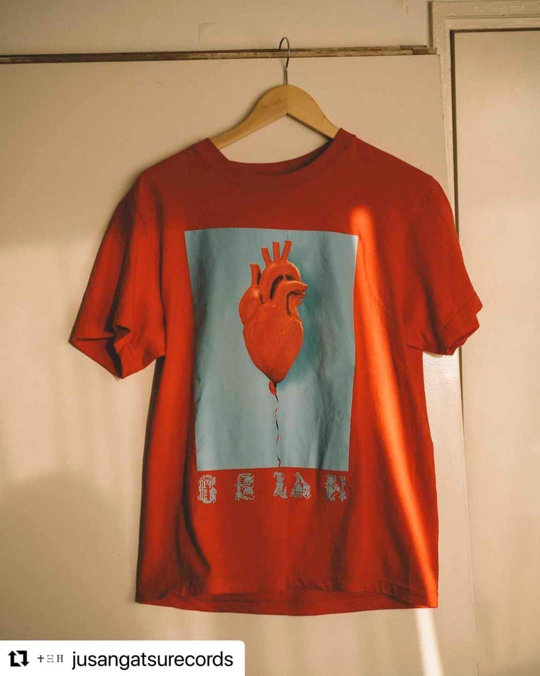 高岡周策さんのインスタグラム写真 - (高岡周策Instagram)「#Repost @jusangatsurecords with @use.repost ・・・ 【NEW MERCH】  フジロック会場にて新作Tを販売します  「Shangri-Ra  T-shirts typeA」 Body : United Athle Color : red Size : M / L / XL  Price : 4,500yen  Art work : @shusaku1977  Photography : @kaze_give_me   @mahitothepeople_gezan  @eagletaka  @gezan_yakumoor  @loscal.gezan」7月25日 22時25分 - shusaku1977