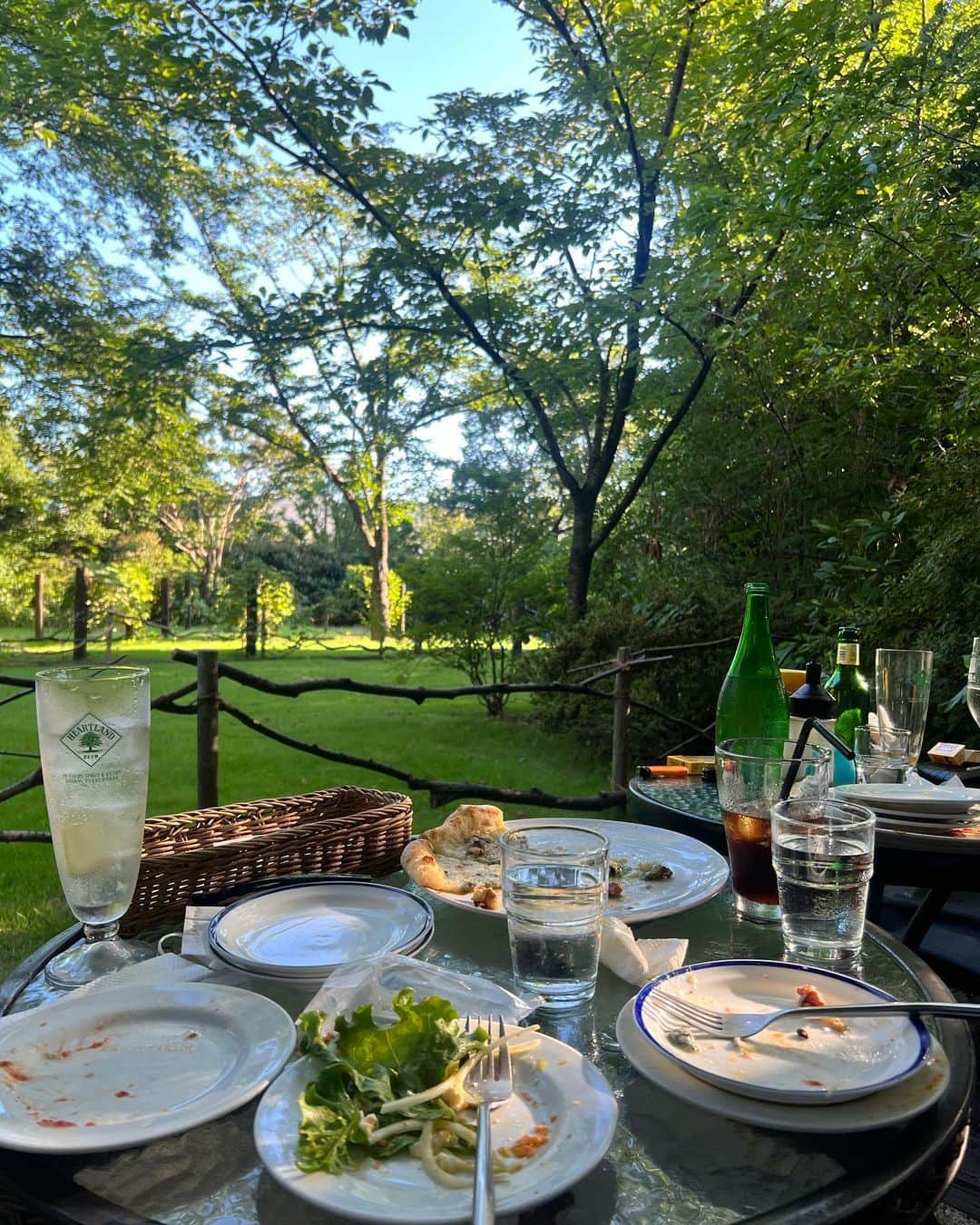 ヒコロヒーのインスタグラム：「🍷🌿🍃」