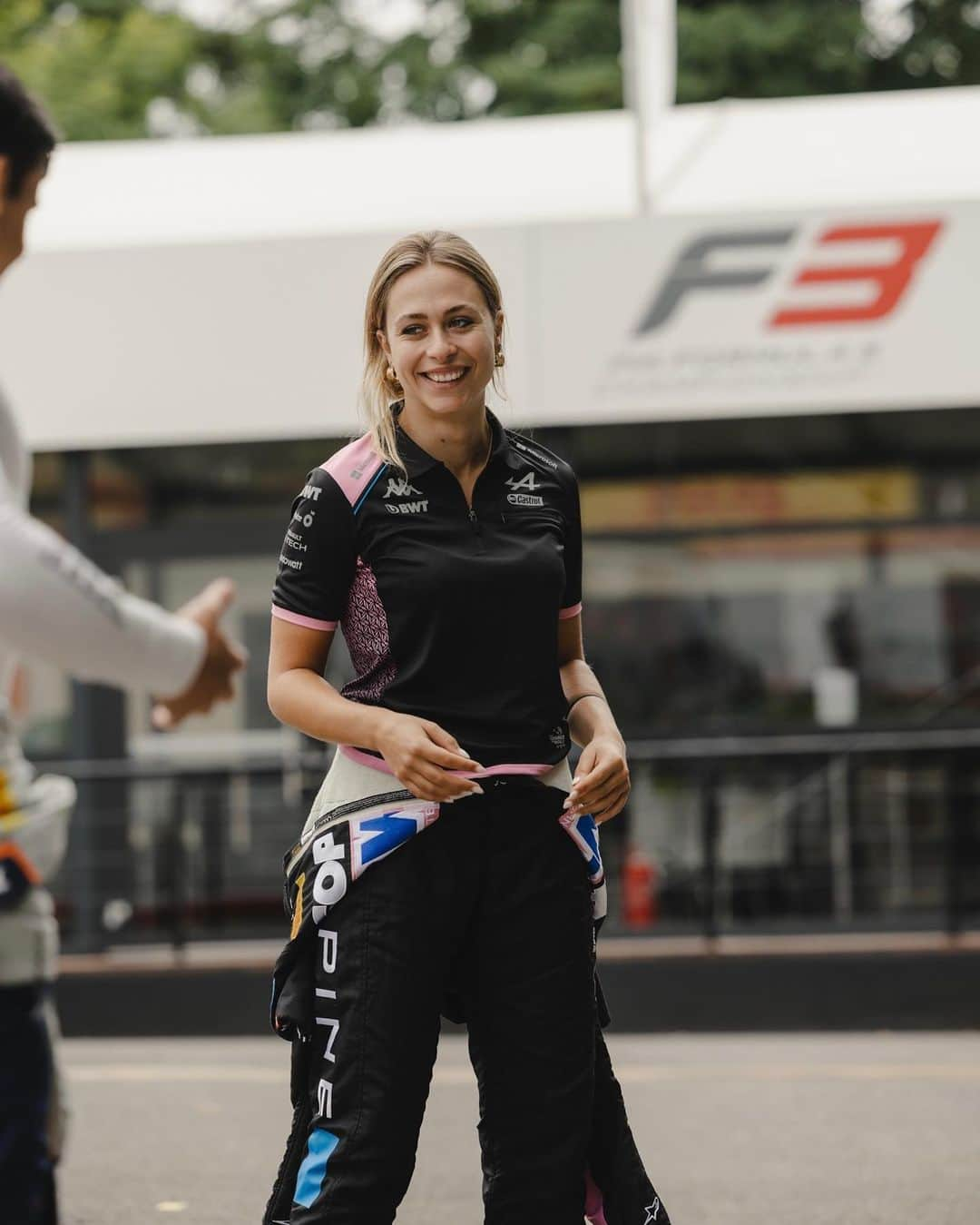 ソフィア・フロルシュさんのインスタグラム写真 - (ソフィア・フロルシュInstagram)「Moving on up for @sophiafloersch! 🆙  During both #HungarianGP Sprint and Feature races, she climbed a combined total of 23 places. A mighty effort 💪  #Alpine #F3」7月25日 22時26分 - sophiafloersch