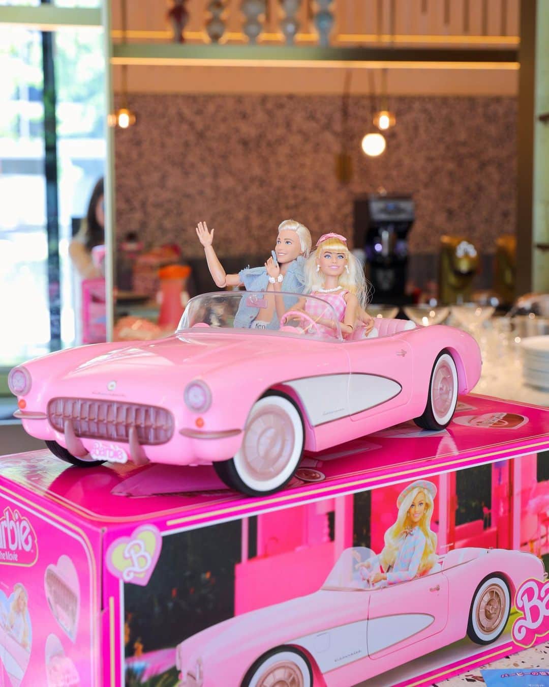 ASUKAさんのインスタグラム写真 - (ASUKAInstagram)「. Barbie ™︎ The Movie Café👸  映画「バービー」とコラボレーションした期間限定カフェがW大阪1階にオープンしてるよ👠 @wosakahotel @barbie   バービーの世界観をイメージした店内でいただけるスイーツボックスや桃のパフェ🍑  @mclaren720st さんの貸切会でみんなバービーの世界観たっぷりで可愛かった🥹❤️ @ochibi_yocchan なんてリアルバービーすぎて可愛すぎたので一緒に撮ってもらった😂🫶  2023年7月16日（日）〜9月15日（金） 📍W大阪1階 MIXup  #mixup #barbie #barbiecafe #W大阪 #wosaka #アフタヌーンティー#w大阪アフタヌーンティー #ヌン活 #ラグジュアリーホテル #osakatrip #osakahotel #チームマクベエキングタム #チームマクキン」7月25日 22時27分 - a.asuka.a