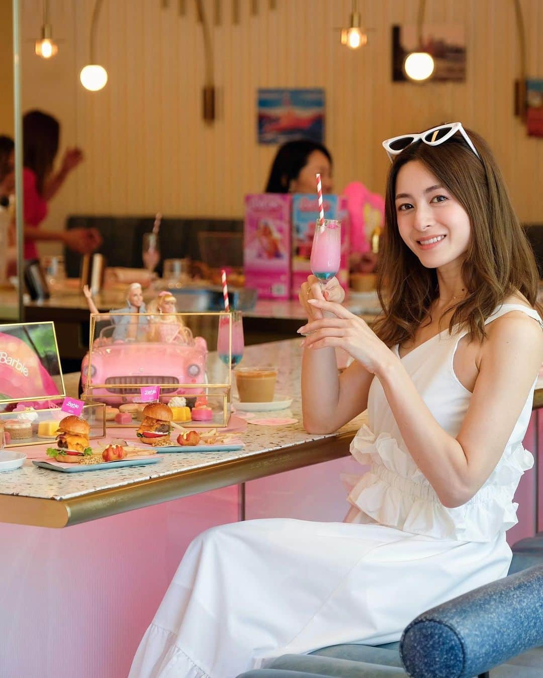 ASUKAのインスタグラム：「. Barbie ™︎ The Movie Café👸  映画「バービー」とコラボレーションした期間限定カフェがW大阪1階にオープンしてるよ👠 @wosakahotel @barbie   バービーの世界観をイメージした店内でいただけるスイーツボックスや桃のパフェ🍑  @mclaren720st さんの貸切会でみんなバービーの世界観たっぷりで可愛かった🥹❤️ @ochibi_yocchan なんてリアルバービーすぎて可愛すぎたので一緒に撮ってもらった😂🫶  2023年7月16日（日）〜9月15日（金） 📍W大阪1階 MIXup  #mixup #barbie #barbiecafe #W大阪 #wosaka #アフタヌーンティー#w大阪アフタヌーンティー #ヌン活 #ラグジュアリーホテル #osakatrip #osakahotel #チームマクベエキングタム #チームマクキン」