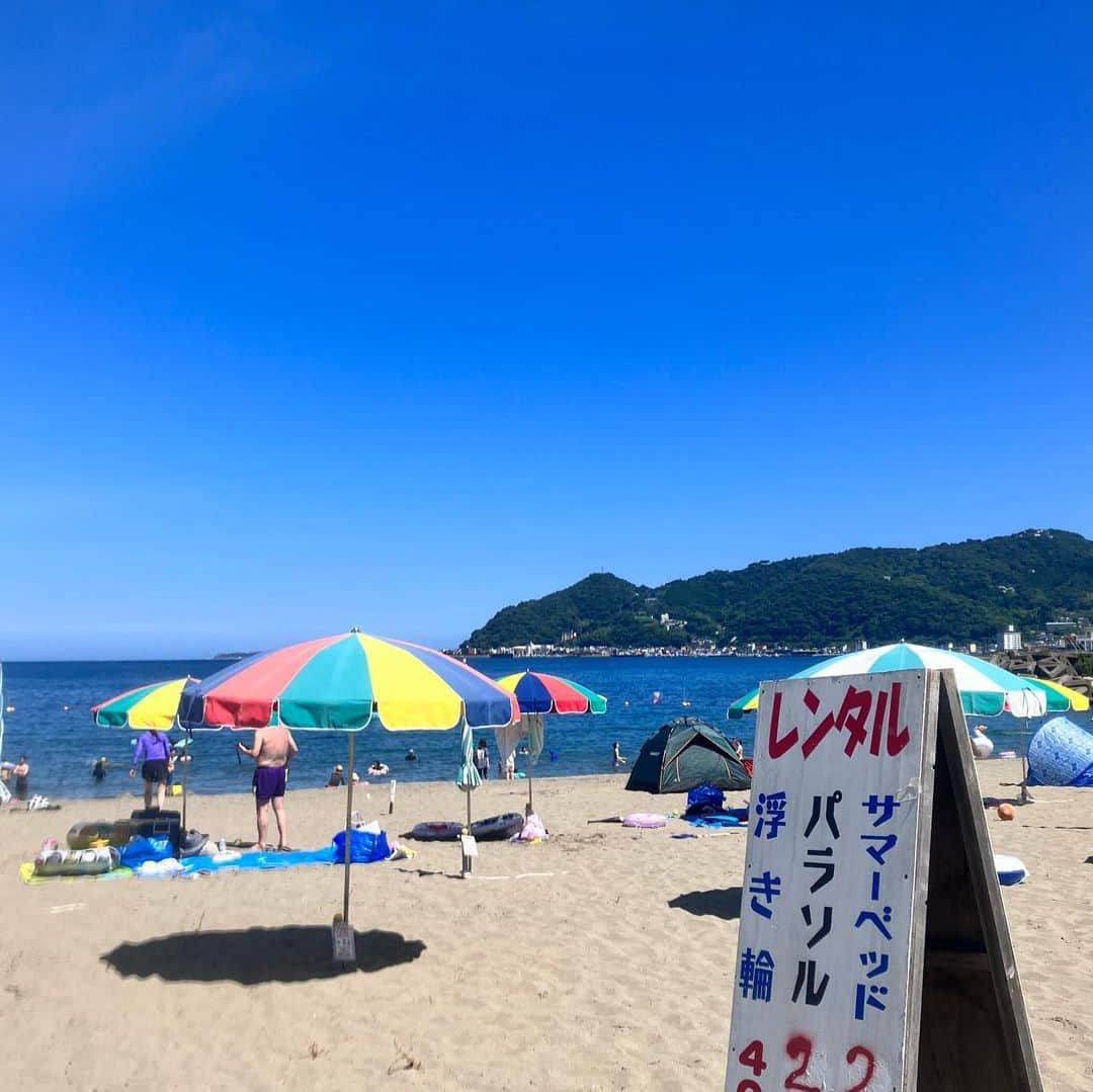 しおやてるこさんのインスタグラム写真 - (しおやてるこInstagram)「夏休み第一弾。 熱海の先にある長浜海水浴場に行ってきました。伊豆多賀駅からえげつない坂道を下っていくと海が近づいてくる風景はなかなかのときめきとエモみがあります（帰りは地獄）平日だったし空いていて水質もそこそこ良い海水浴場でとてもよかった。波はほぼ無くて安心してプカプカ浮かんでいられた。うみえーる長浜という施設では無料更衣室と3分300円の温水シャワーもあってありがたい。となりの屋台村のラーメンがめっちゃ美味しかった（画像なしw）  帰りが急勾配の坂の上の駅まで戻るのめちゃくちゃ大変だったけど、それも含めて面白かったからまたリピしてもいいかなと思える海水浴場でした。  海で色々撮影したけど、太陽光が眩しすぎるせいでいつもスマホの画面が見えなくてちゃんと撮影できているのかどうかわからないので感覚だけでシャッターを切ってたけどなかなかいい感じに撮影できていたのでよかった。最後の動画は砂に書いたラブレター…画面見えなかったからカメラワーク失敗してるけど良しとしよう😂  #熱海長浜海水浴場 #熱海 #夏休み #うみえーる長浜」7月26日 9時25分 - shiochin1129