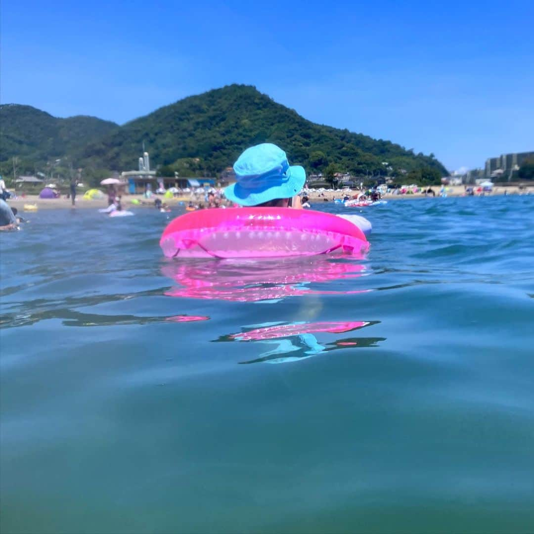 しおやてるこさんのインスタグラム写真 - (しおやてるこInstagram)「夏休み第一弾。 熱海の先にある長浜海水浴場に行ってきました。伊豆多賀駅からえげつない坂道を下っていくと海が近づいてくる風景はなかなかのときめきとエモみがあります（帰りは地獄）平日だったし空いていて水質もそこそこ良い海水浴場でとてもよかった。波はほぼ無くて安心してプカプカ浮かんでいられた。うみえーる長浜という施設では無料更衣室と3分300円の温水シャワーもあってありがたい。となりの屋台村のラーメンがめっちゃ美味しかった（画像なしw）  帰りが急勾配の坂の上の駅まで戻るのめちゃくちゃ大変だったけど、それも含めて面白かったからまたリピしてもいいかなと思える海水浴場でした。  海で色々撮影したけど、太陽光が眩しすぎるせいでいつもスマホの画面が見えなくてちゃんと撮影できているのかどうかわからないので感覚だけでシャッターを切ってたけどなかなかいい感じに撮影できていたのでよかった。最後の動画は砂に書いたラブレター…画面見えなかったからカメラワーク失敗してるけど良しとしよう😂  #熱海長浜海水浴場 #熱海 #夏休み #うみえーる長浜」7月26日 9時25分 - shiochin1129