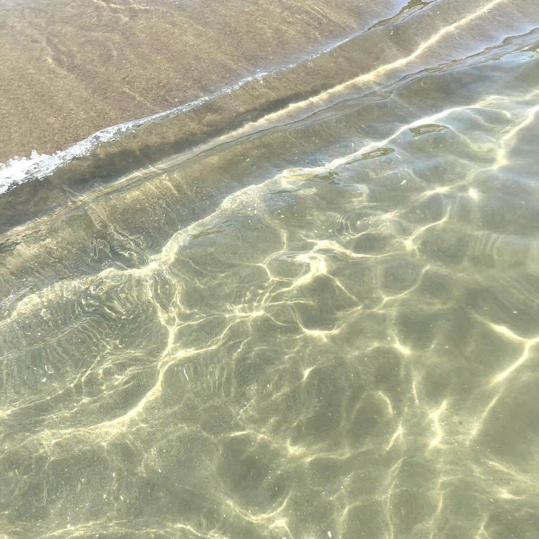 しおやてるこのインスタグラム：「夏休み第一弾。 熱海の先にある長浜海水浴場に行ってきました。伊豆多賀駅からえげつない坂道を下っていくと海が近づいてくる風景はなかなかのときめきとエモみがあります（帰りは地獄）平日だったし空いていて水質もそこそこ良い海水浴場でとてもよかった。波はほぼ無くて安心してプカプカ浮かんでいられた。うみえーる長浜という施設では無料更衣室と3分300円の温水シャワーもあってありがたい。となりの屋台村のラーメンがめっちゃ美味しかった（画像なしw）  帰りが急勾配の坂の上の駅まで戻るのめちゃくちゃ大変だったけど、それも含めて面白かったからまたリピしてもいいかなと思える海水浴場でした。  海で色々撮影したけど、太陽光が眩しすぎるせいでいつもスマホの画面が見えなくてちゃんと撮影できているのかどうかわからないので感覚だけでシャッターを切ってたけどなかなかいい感じに撮影できていたのでよかった。最後の動画は砂に書いたラブレター…画面見えなかったからカメラワーク失敗してるけど良しとしよう😂  #熱海長浜海水浴場 #熱海 #夏休み #うみえーる長浜」