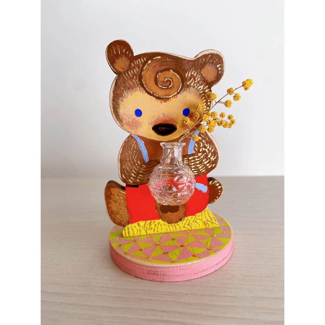 おおで ゆかこのインスタグラム：「展示販売予定のこぐまのカーリーの木工作品です🌼一輪挿しになる花瓶を持っています。」