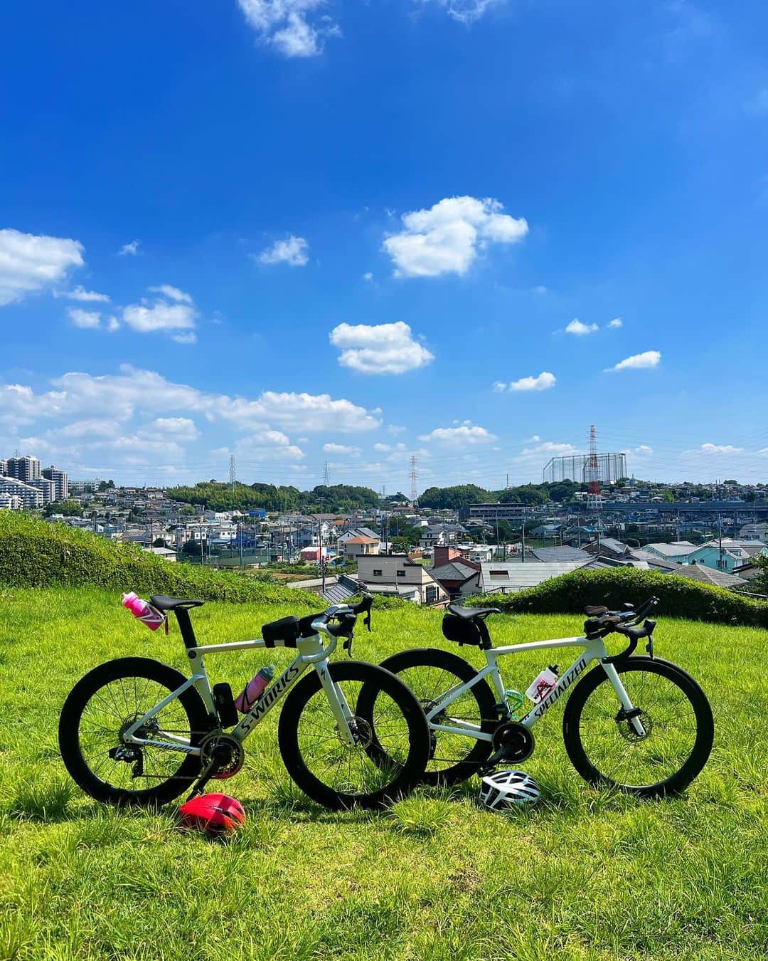 水越結花のインスタグラム：「🚴‍♀️ いつかの日曜日🌻 7月Run & Walk 100km達成✨ 自転車も乗りたいいい！とご近所TRIMING招集🌈🍍 @81rocky  ランと同じように ひとりでも練習できるように ホームコース作りを手伝ってもらいました♩  スタート地点に立たせてもらって コースさえあればどこまでも頑張れるタイプ。 👹メニューだってやりきれる。 料理とかも同じで、材料とレシピがあれば 頑張って作って綺麗に盛りつけられる。 誰でもできるか。笑  「◯◯したい！」は永遠に浮かんでくるけど、 準備とか買い出しとかプラン立て丸投げしがち。笑 とことん助けてもらおう。 得意なことで何か誰かのお役に立とう。 いつもお世話ありがとうございます。 @mihoc_official  @hisanori_fukunaga   朝1時間の自分時間にさくっと20kmライド🚴‍♀️ あれから2回行けました！ 今月あと1回行けたら天才✨✨✨」