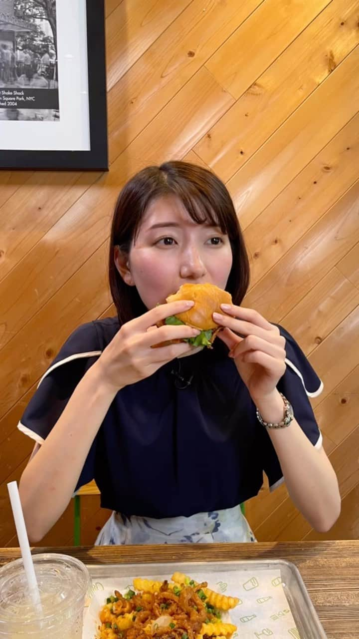 吉村恵里子のインスタグラム：「・ THE TIME,のロケで シェイクシャックにお邪魔しました🍔  いちょう並木通りにある店舗に初めて行ったのですが、緑が多い！びっくり！ここが秋になると黄色一色になるんですね🍁  今回は人気カレー店、「魯珈」監修の新しいメニューで カレーシャックとカレーフライをいただきました。  とっても美味しい😋 辛さは程よく、スパイスが効いていて食欲をそそられます🤤  #シェイクシャック #スパイシーカレー #魯珈 #ハンバーガー #ニューヨーク発 #いちょう並木 #辛くてやみつき」