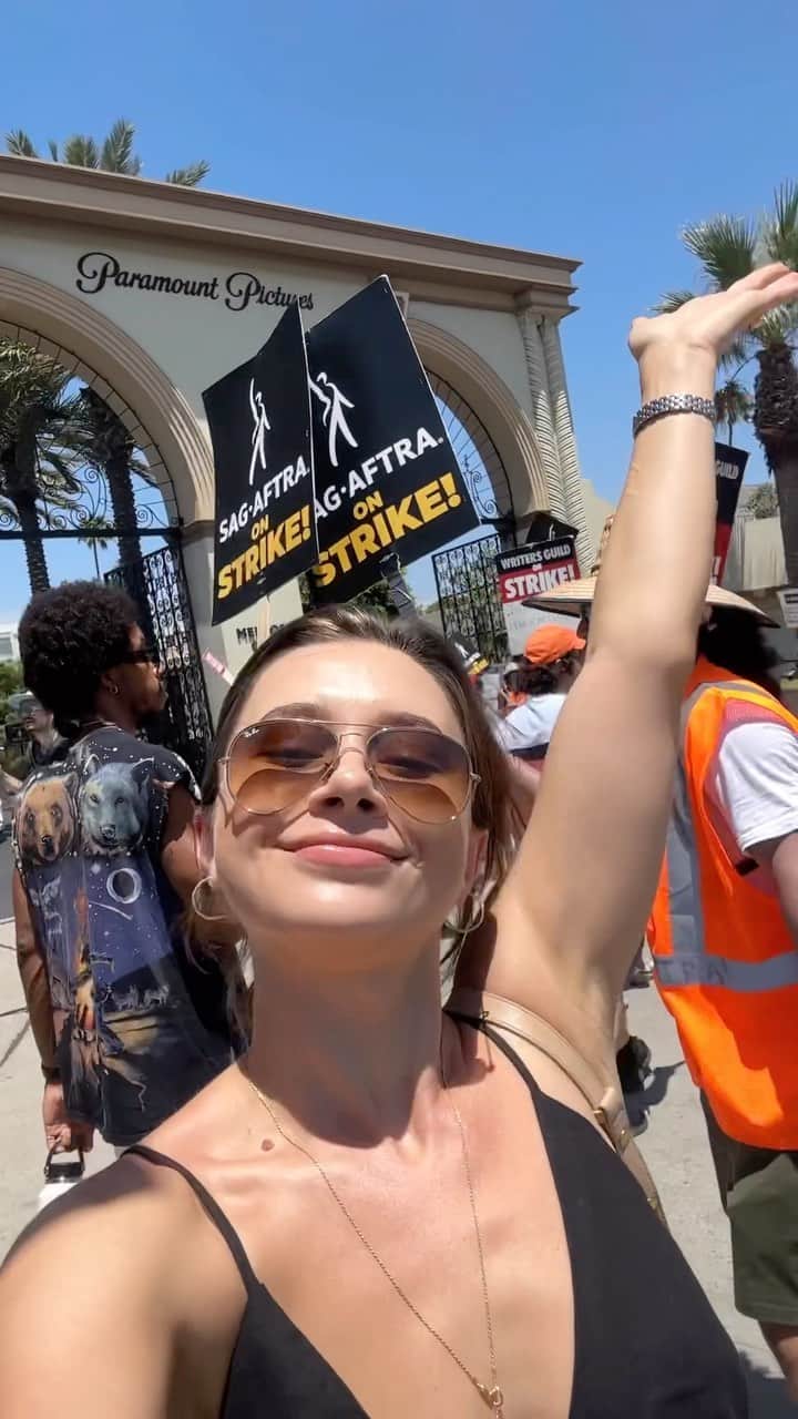 オレーシャ・ルーリンのインスタグラム：「Let’s get paid and treated with the respect we have earned @sagaftra always by my side @_moniquecoleman you are a goddess “ we’re all in this together “」