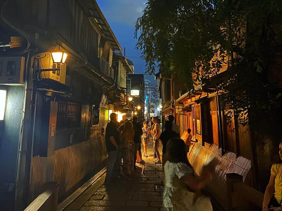 岩崎裕美さんのインスタグラム写真 - (岩崎裕美Instagram)「. 京都の夜。  #ぎょうざ歩兵 へ🥟🍺  撮影終わりの一杯目たまらんのと 何より餃子がたまらん。  このパリパリ感とサイズ感がちょうど良い🥹⭕️  めちゃ並ぶの覚悟で来たら、意外にすぐ入れてラッキー✌️  そのあとは京都の街の夜散歩🚶‍♀️  泊まりじゃないとのんびりできないから 夜の街ぶらりできて良き時間でした。」7月26日 8時04分 - hiromi_iwasaki