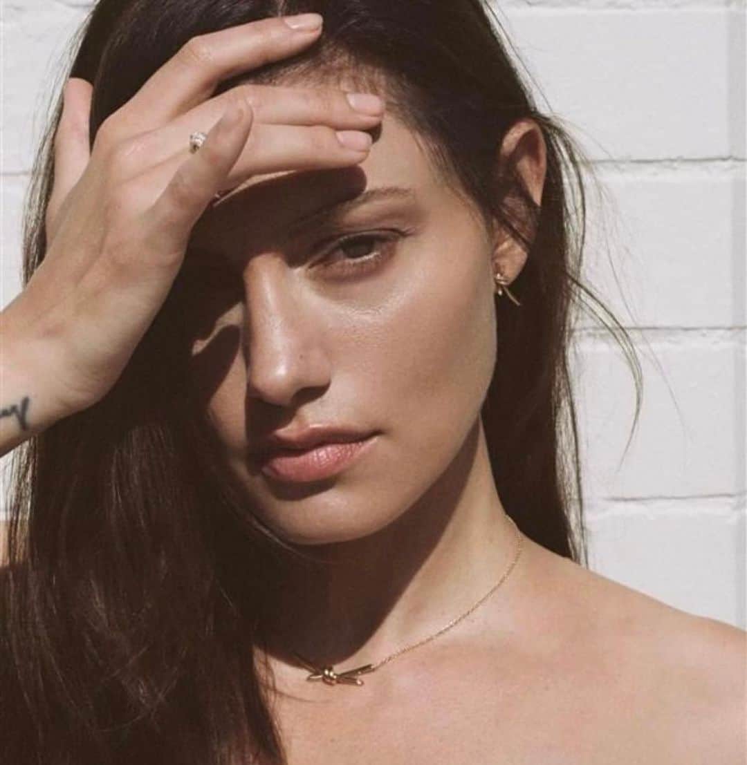 フィービー・トンキンのインスタグラム：「A Tiffany Knot Summer @tiffanyandco #tiffanyknot」