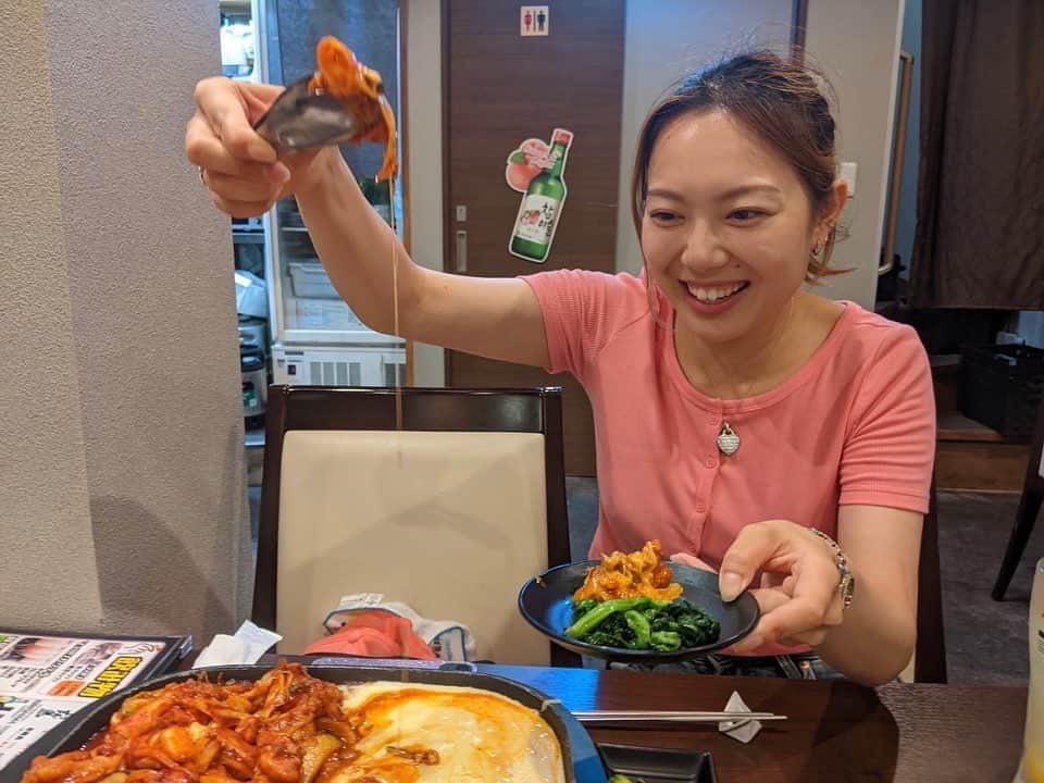 志村玲那さんのインスタグラム写真 - (志村玲那Instagram)「#韓国料理 #食べてきた  #運動した後なので #めっちゃ美味しかった  #チーズのびのび  #気づいたら #全身ピンクだったこの日  #友達の引っ越しのお手伝いした #れなの車大活躍  #美味しかった〜〜〜」7月26日 8時11分 - rena_shimura