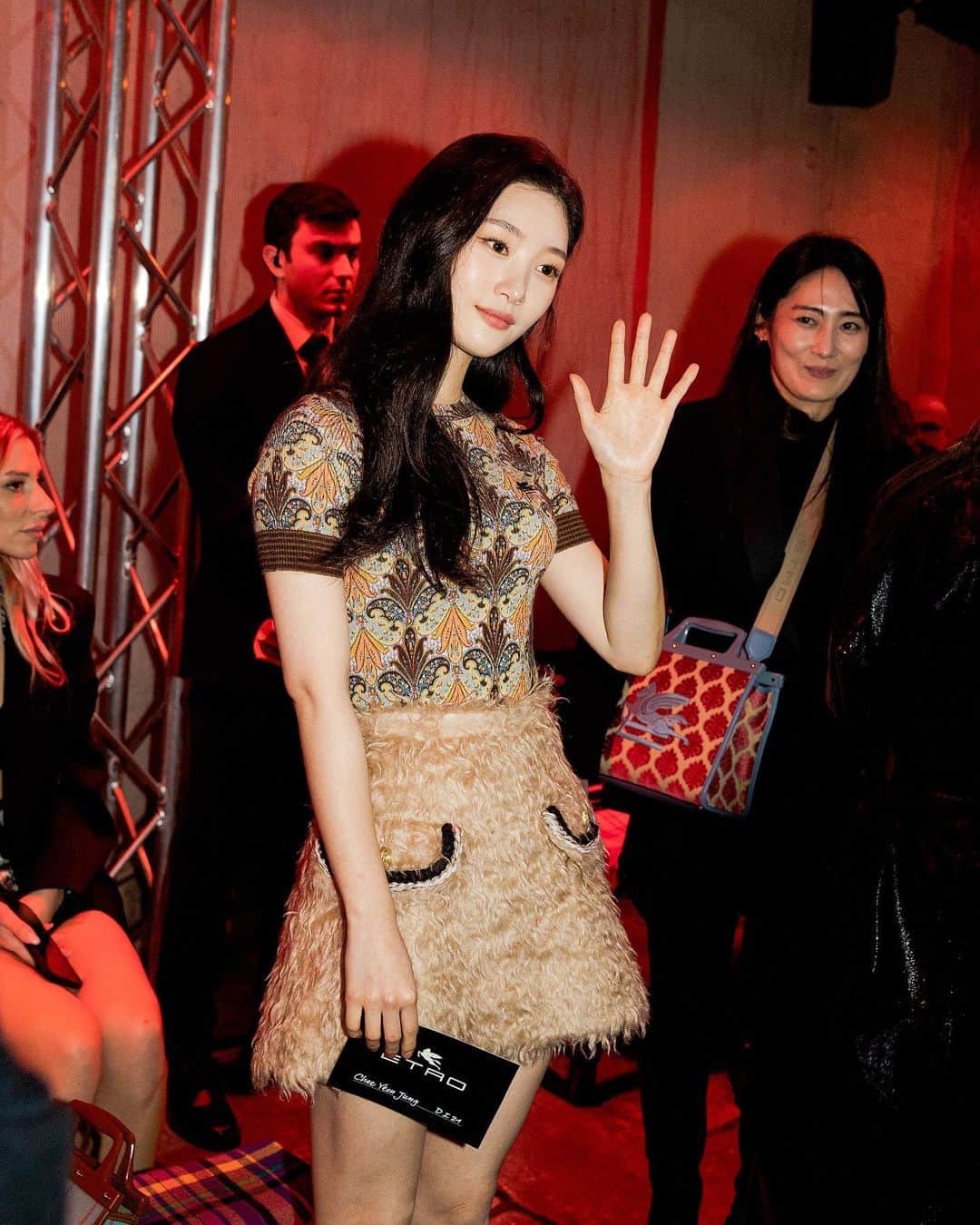 가로수길 , Seoulのインスタグラム：「Milano Fashion Week 오랜만에 패션위크 사진 @etro 쇼에서 @j_chaeyeoni  정채연님」