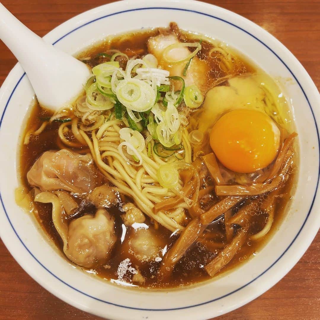 本城聡章のインスタグラム：「暑いけど…こんなワンタンメンいただきました🍜😋」