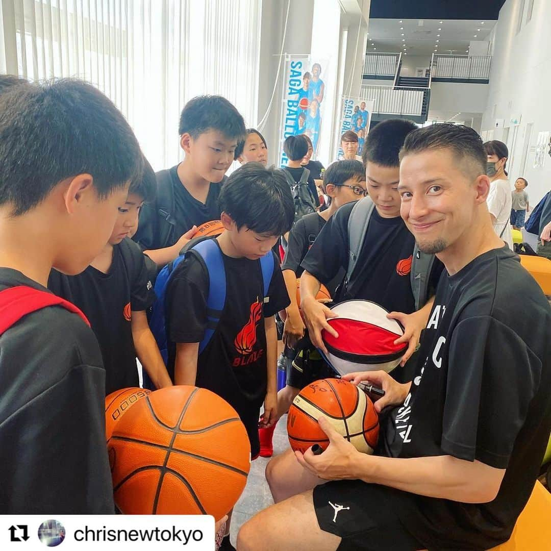 青木康平のインスタグラム：「明日です‼️@糸島運動公園🏀 #Repost @chrisnewtokyo with @use.repost ・・・ 佐賀のみんな🙌🏼今日は一緒にバスケを楽しむ機会をありがとう。 次なる @cohey11  とのスペシャルクリニックは福岡です！ #BIG感謝」