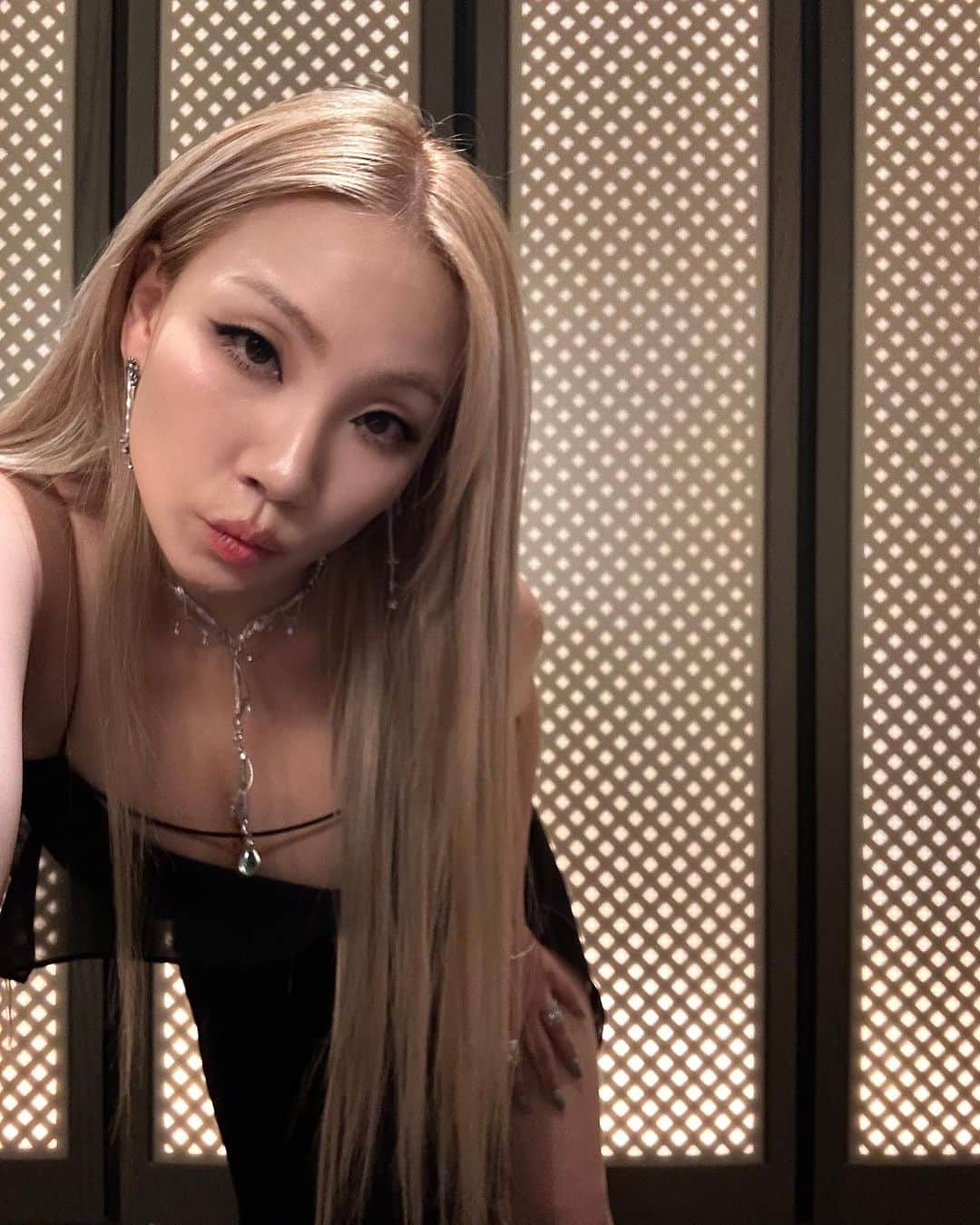 CL のインスタグラム：「기분좋은 경험들과 시간들로 채워나가다 보면🍒」