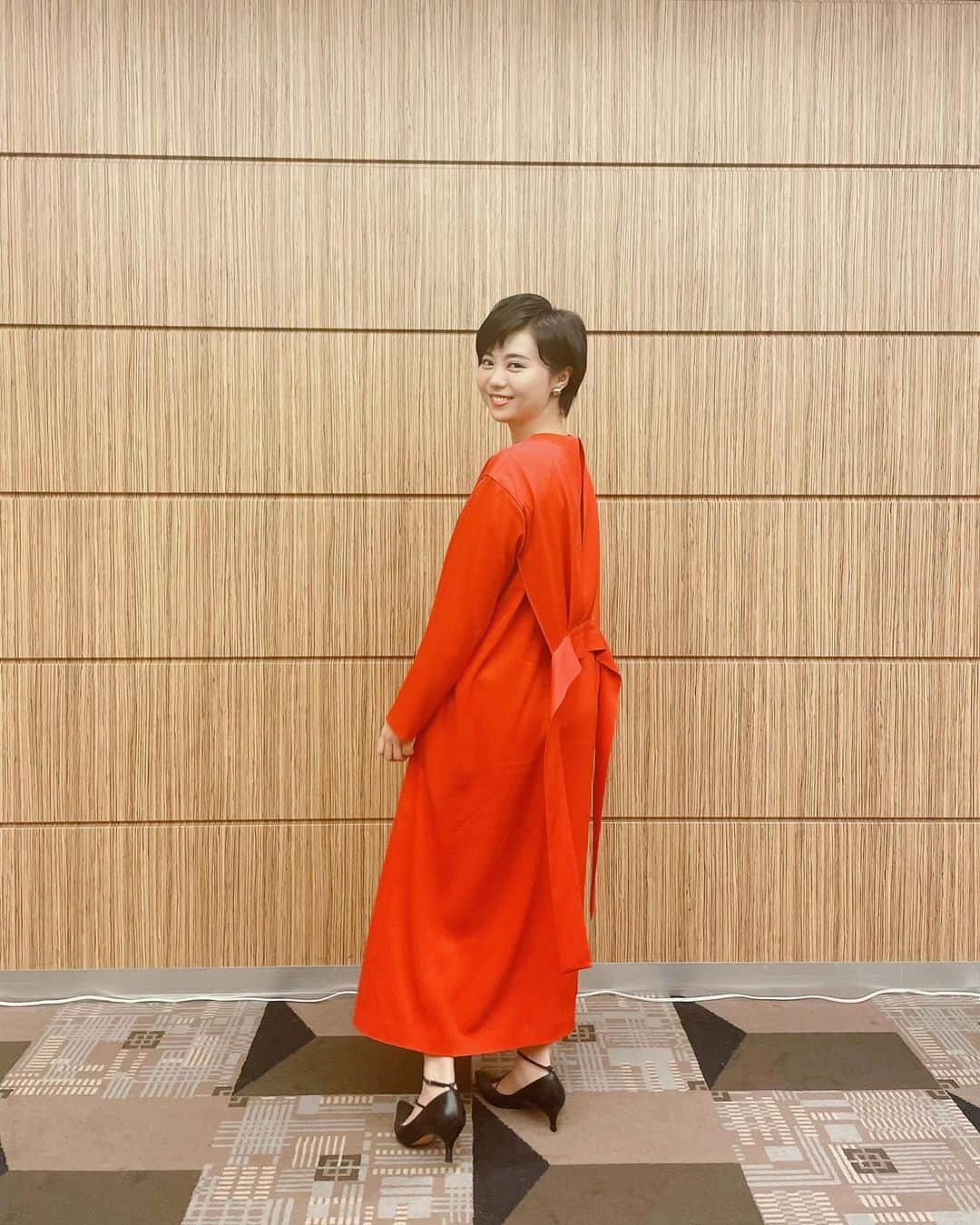 瀧口友里奈さんのインスタグラム写真 - (瀧口友里奈Instagram)「おはようございます🌿  今日も暑い一日になりそうですね。水分補給しっかりして乗り切りましょう✨  今日も生放送や、本番の予習準備、大学院のレポートなど、ひとつひとつ、感謝の気持ちで頑張ります。  先日のお衣装 @adore_jp   後ろ姿のデザインが素敵で キュンとしました🤗（写真2,3枚目）」7月26日 8時24分 - yurinatakiguchi