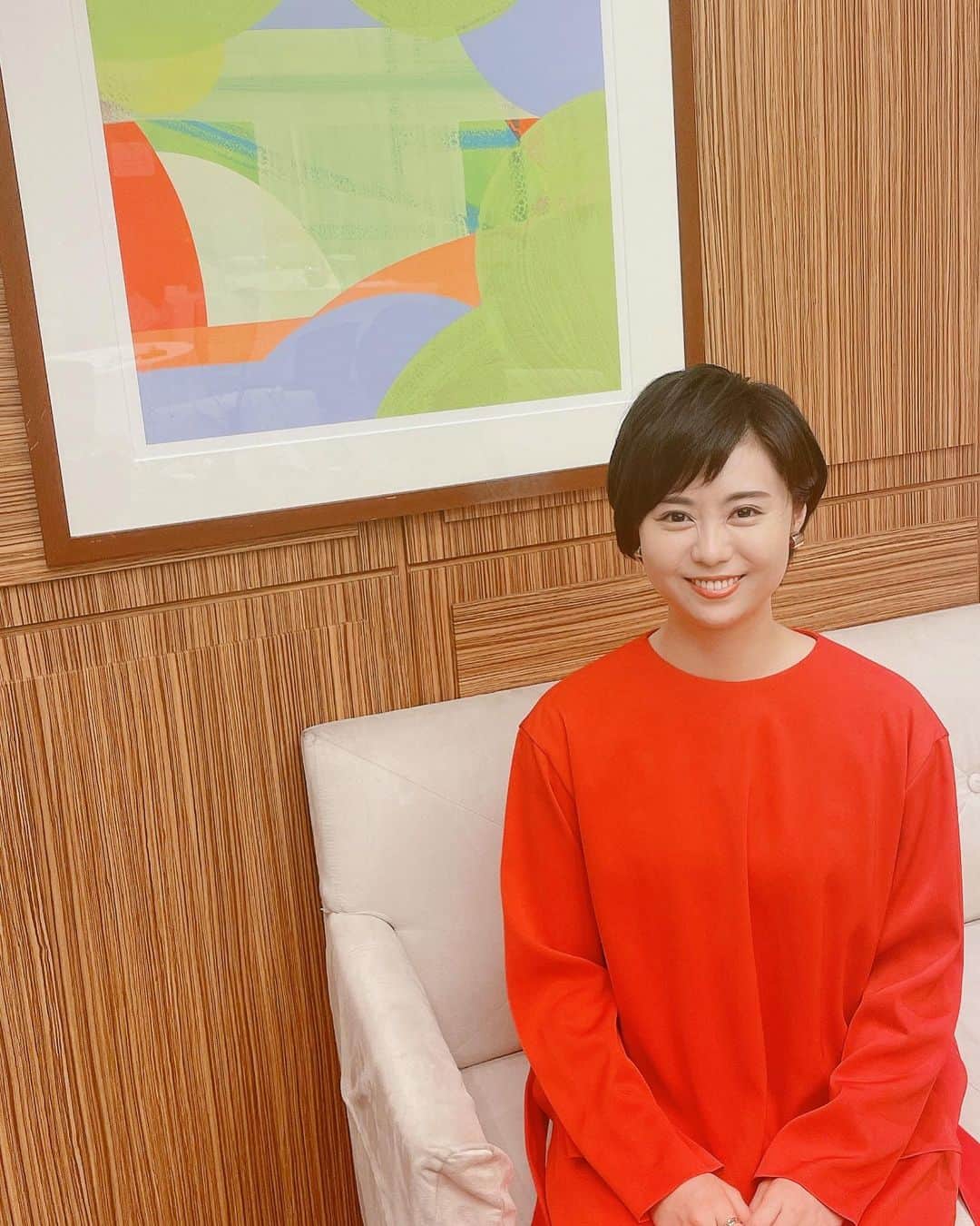 瀧口友里奈のインスタグラム：「おはようございます🌿  今日も暑い一日になりそうですね。水分補給しっかりして乗り切りましょう✨  今日も生放送や、本番の予習準備、大学院のレポートなど、ひとつひとつ、感謝の気持ちで頑張ります。  先日のお衣装 @adore_jp   後ろ姿のデザインが素敵で キュンとしました🤗（写真2,3枚目）」