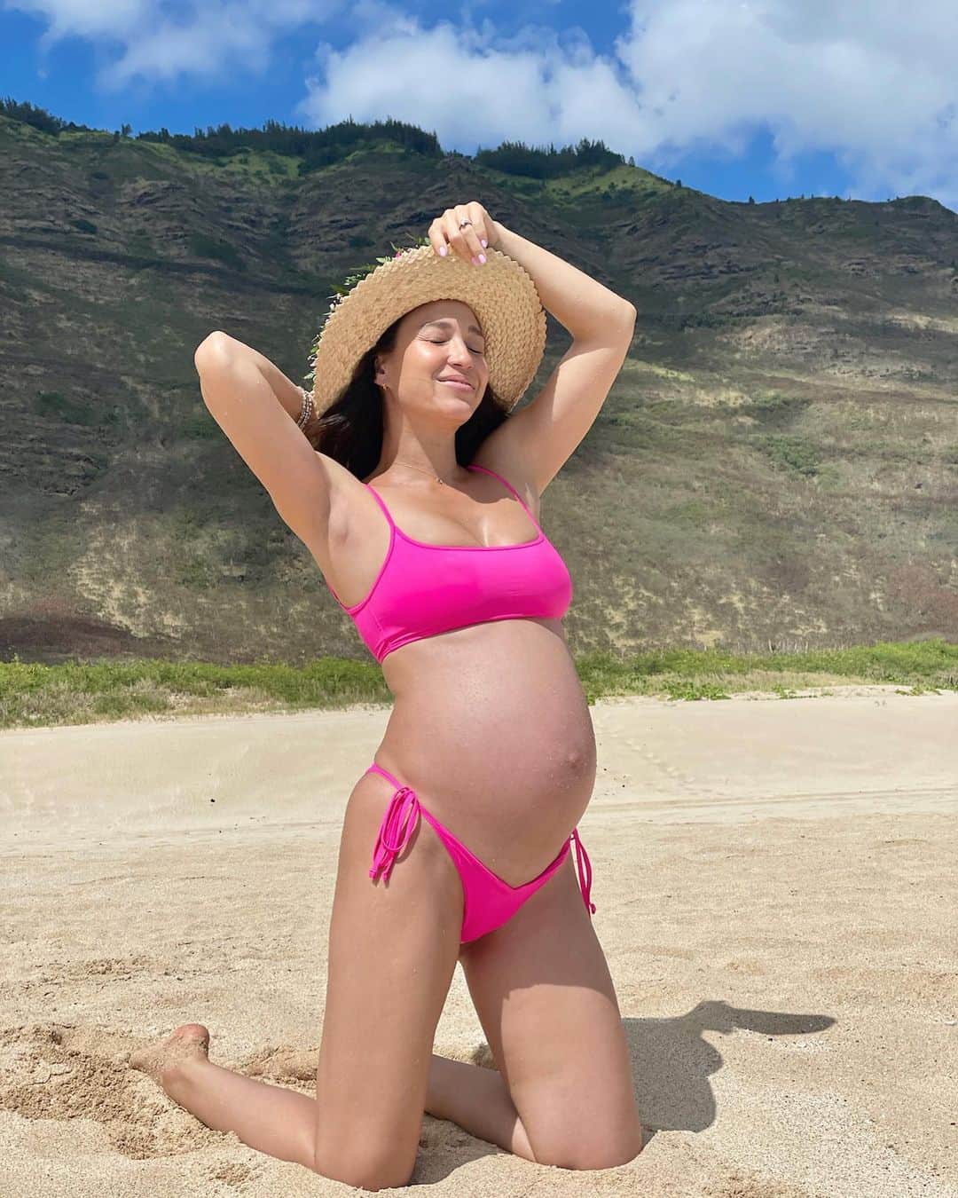 Livのインスタグラム：「Mom guilt definitely came up during my #solobabymoon until I asked myself “is me time selfish or necessary”? Shared my experience @fitsphere_bylivlo and included #linkinbio   Hope you mamas find some time for yourself in your own special way 💕💞💗💖 #momguilt #babymoon #hawaii #beachvacay #mombod #pushpresent」