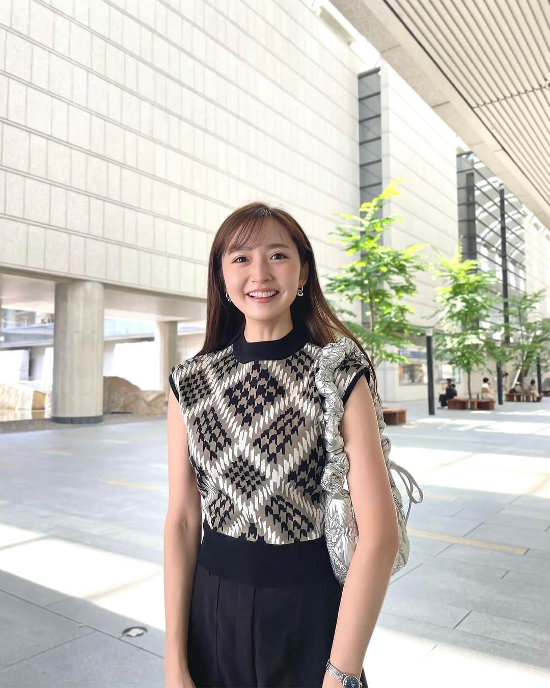 のインスタグラム：「♡ ・ ・ おはようございます🌻🧡 毎日天気が良すぎてバテバテです🫠 今日も暑さに負けず頑張りましょーう！  ひと足お先に秋らしいニットタンクを着たよ🫶🏻 ウエストきゅっと見えて スタイルアップしてくれる〜 千鳥柄×チェック柄がかわいいっ🖤🤎 @murua_official ♡  #murua  #murua_snap  #ジオメパターンニットタンク#pr」