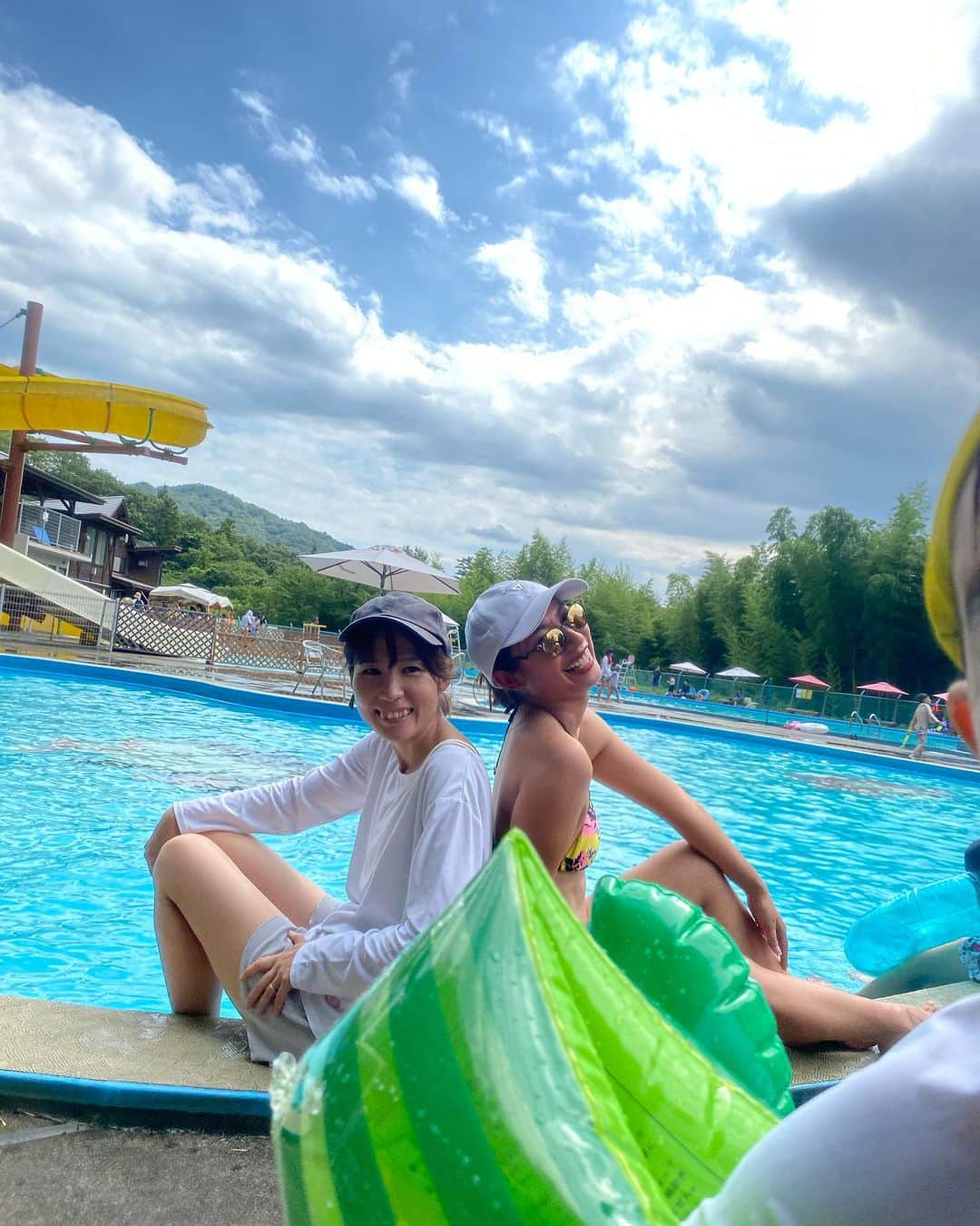 エマ中岡優姫のインスタグラム：「キャンプ行ったのに キャンプの写真が そんなになくて ほぼプールwww キャンプ場にプールあるって 最高✨ 利用者は 大人300円　子供150円 未就学児0円 Yeah!! 2日ともプール行ったよ〜✨ 📍邑南町青少年旅行村 電源サイト3,900円 電源なし2,600円  入村料 大人800円　子供400円 未就学児0円　Yeah🤭 ウォータースライダーが 2つあるんだけど この白いほうがむっちゃおもしろい😆 サニ坊はザブンってなるの怖くて 1回しか滑らんかった🫨 普段写真撮らせてくれんけど ママたちが写真撮ろうとしたら 写りまくる🤪🤪 まじここは今季あと 1回行きたいな〜✨ #邑南町青少年旅行村  #キャンプ  #島根  #島根キャンプ  #子連れキャンプ  #サニ坊とエママのキャンプ」