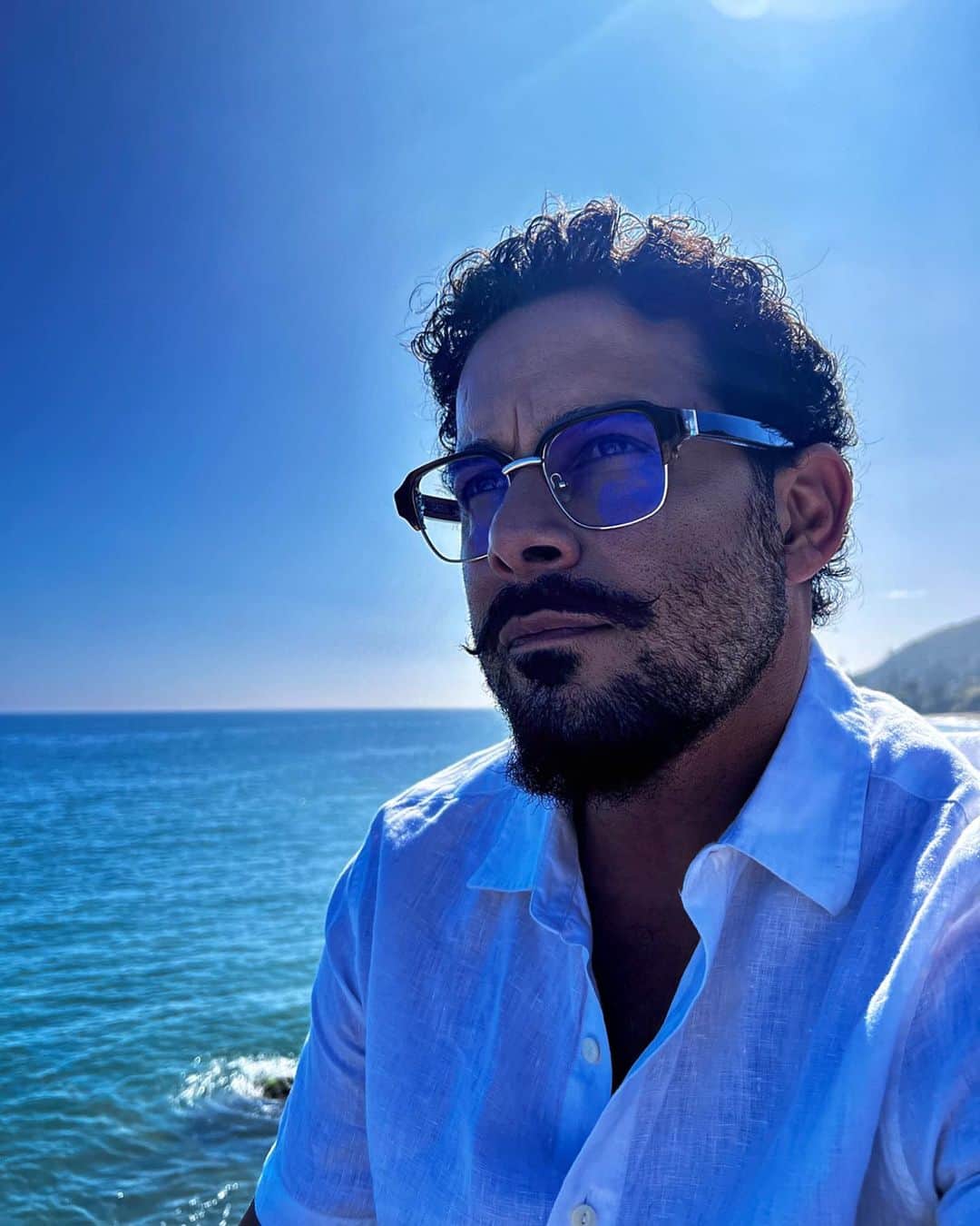 ジョン・ウエルタスのインスタグラム：「To be brave, you must be seen, you must be heard and you must always show up for your friends, your family and your colleagues. #brave #courage #rights #beach #happyhour」