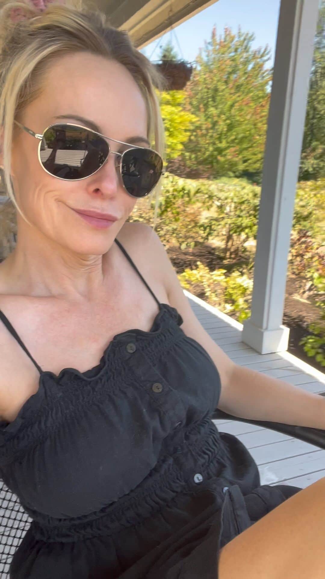 ジョシー・ビセットのインスタグラム：「Hey PNW pals! Isn’t this weather just something else? Sunshine for days! My baby girl is almost home! Can’t wait @maya.estess 🌞 #pnw」