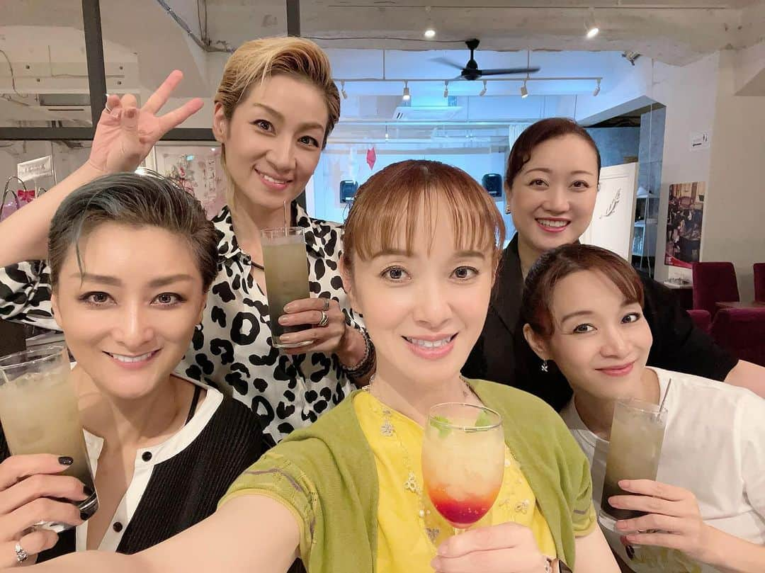 美乃杏花のインスタグラム：「☆ 日曜日。 本番の後は、お楽しみの打ち上げ〜🥂  ナイトヴォアラへお邪魔しました😃💕  この日、ナイトの汐美真帆さんは、お休みでしたので、マダムの紫鳳あけのさんにおもてなしをして頂きました🍹✨  お酒が飲めない人も大丈夫🙆‍♀️ 美味しくて可愛いノンアルコールカクテルもあります😍  私は７月限定のノンアルコールカクテル『織姫の恋』(なんてロマンチックなネーミング❤️)を頂きました😃甘酸っぱくて美味しかった❤️  ワタクシ達が集まる時は、なんやゆーたらジャンケン✊✌️✋します(笑)  この日も、マダムあけのさんがお土産にご用意下さったペロペロチョコの取り合いジャンケン🤣 そこで発覚したドキンちゃんのイントネーションの違い🤣 誰が正解なの⁉️(動画を見て教えてね🤣)  今宵も、ひたすらしょーもない話で盛り上がり🤣楽しい時間となりました❤️  マダムをはじめ、ご一緒して下さいました皆様ありがとうございました🥰❤️  #宝塚 #宝塚バー #会員制バー #ナイトヴォアラ #マダム #紫鳳あけの #楽しい時間 #ありがとうございました #打ち上げ #じゃんけん #ドキンちゃん #イントネーション #鳴海じゅん #綺華れい #珠まゆら #美乃杏花 #元宝塚歌劇団 #宝塚og」