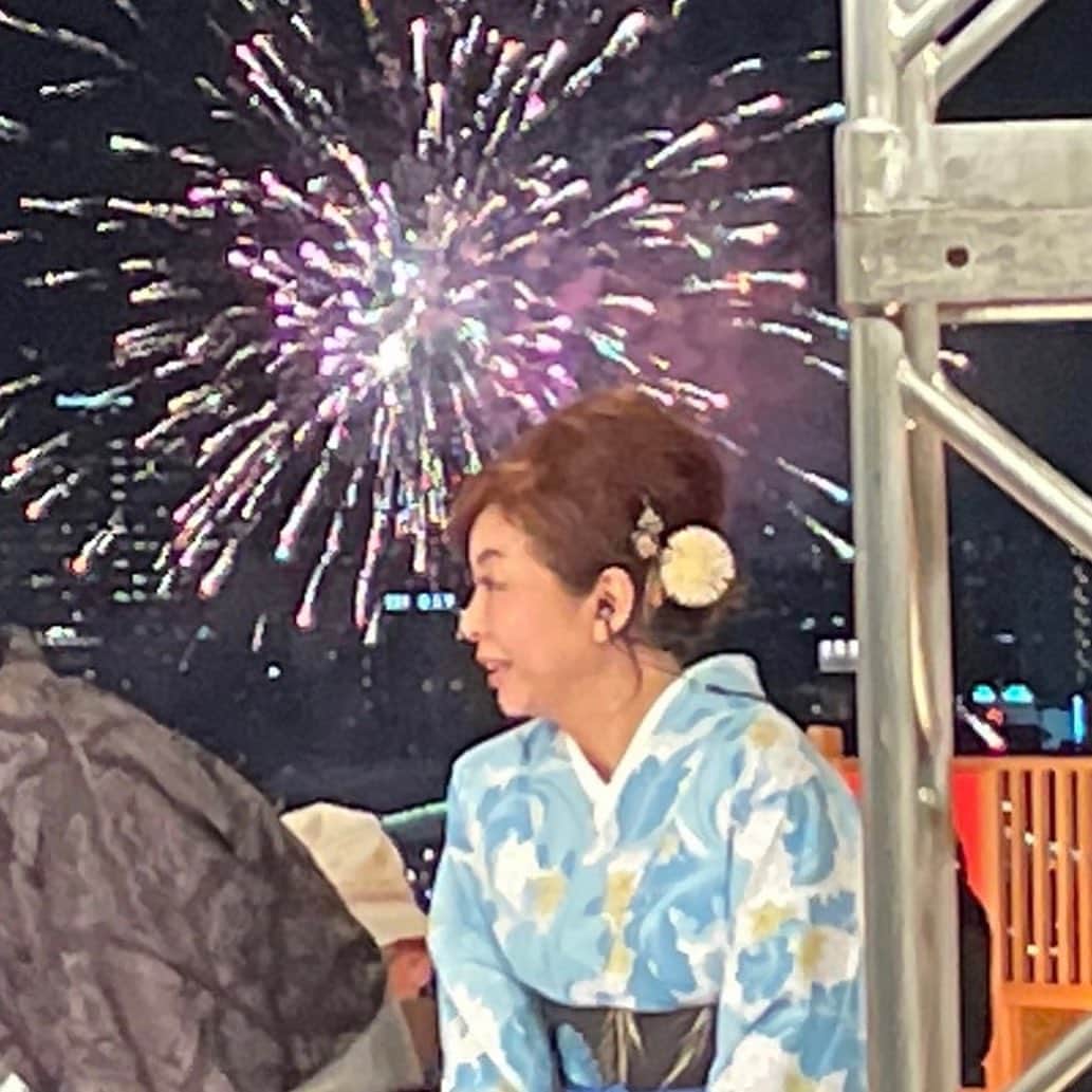 モモコさんのインスタグラム写真 - (モモコInstagram)「昨日は、天神さんの花火、素敵でした💕 花火というか大阪の街でのお祭り❣️ ビルの谷間の花火🎆 笑顔の人混み😆 4年ぶりの日常に❗️ 素敵やなぁと思い、感動しました。 チカチカマンションの皆さん、ありがとうございました☺️ わからない方は、必ず来年観てね💕 他の写真は、アメブロでアップしました⤴️  YouTube『モモコ新聞』の号外も出ました❗️  #ハイヒールモモコ #👠 #👠🍑 #CHANEL #シャネラー #グルメ #アメブロ #YouTube #モモコ新聞  #モモコ新聞 #号外  #天神祭 #天神祭生中継 #花火 #4年ぶり #素敵でした」7月26日 8時48分 - highheel_momoko