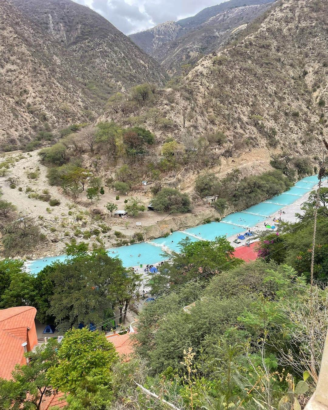 Jason G. Sturgillさんのインスタグラム写真 - (Jason G. SturgillInstagram)「Mexico photo dump 2. It’s been a whirlwind here and it’s been hard to remember to document everything. One of the things we were really excited to do was to visit the Tolantongo Hot Springs which is about 3 hours North of CDMX. We booked an @airbnb experience with @onewaymexicotrips where they picked us up at 4am in order to beat the crowds and it was worth it. Besides the mind blowing baths there’s an amazing cave to explore and a river that can’t be captured in photo. The other things we’ve done that’s been impossible to capture are the never-ending flea markets. Our favorite was the antique market at Lagunilla which we could have spent the whole day at. We also had a blast going to a Lucha Libre match, their acrobatics were next level, watch the video until the end to see a tiny slice of the show.」7月26日 8時57分 - jgspdx