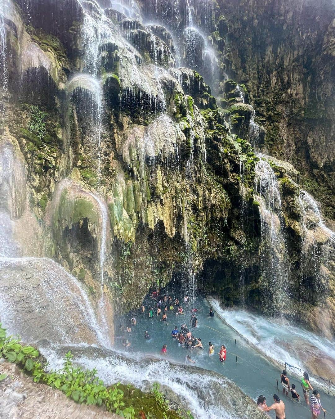 Jason G. Sturgillさんのインスタグラム写真 - (Jason G. SturgillInstagram)「Mexico photo dump 2. It’s been a whirlwind here and it’s been hard to remember to document everything. One of the things we were really excited to do was to visit the Tolantongo Hot Springs which is about 3 hours North of CDMX. We booked an @airbnb experience with @onewaymexicotrips where they picked us up at 4am in order to beat the crowds and it was worth it. Besides the mind blowing baths there’s an amazing cave to explore and a river that can’t be captured in photo. The other things we’ve done that’s been impossible to capture are the never-ending flea markets. Our favorite was the antique market at Lagunilla which we could have spent the whole day at. We also had a blast going to a Lucha Libre match, their acrobatics were next level, watch the video until the end to see a tiny slice of the show.」7月26日 8時57分 - jgspdx