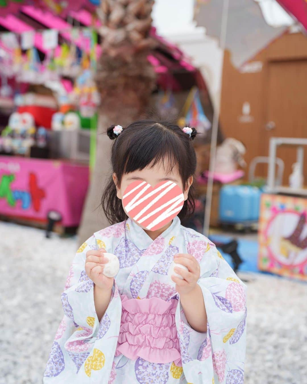 加藤雅美さんのインスタグラム写真 - (加藤雅美Instagram)「. 先日、幼稚園の仲良しのお友達と一緒に 夏祭りへ行ってきました☺️🍉🏮✨ . 親子で浴衣を着れて嬉しかったです👘 前に舞台の稽古で浴衣を着るので 毎日着付けていたけど、もうすっかり 忘れていて笑、YouTubeを見ながら 着付けました😂❤️ 帯とか雑になっちゃったけど 着崩れませんでした🙆‍♀️🌼 YouTube様々です☺️🙏✨ . 楽しそうな子供たちが可愛かった🥹💖 子どもにとってはコロナもあり 今年はようやく色んな行事が復活したりするので 夏の思い出をたくさん作れたらいいなと 思っています🥰 . have a nice day!🌼 . #夏祭り #縁日 #浴衣 #親子コーデ  ##親子浴衣 #年少 #新年少 #3歳 #3歳女の子 #3歳9ヶ月 #3y9m #盆踊り #夏休み #母と娘 #女の子ママ #東京ママ #ママライフ #浴衣女子 #浴衣コーデ #浴衣着付け #summer #tokyo #japan #yukata #👘 #summerfestival #me #followme #加藤雅美」7月26日 8時57分 - mamikato97