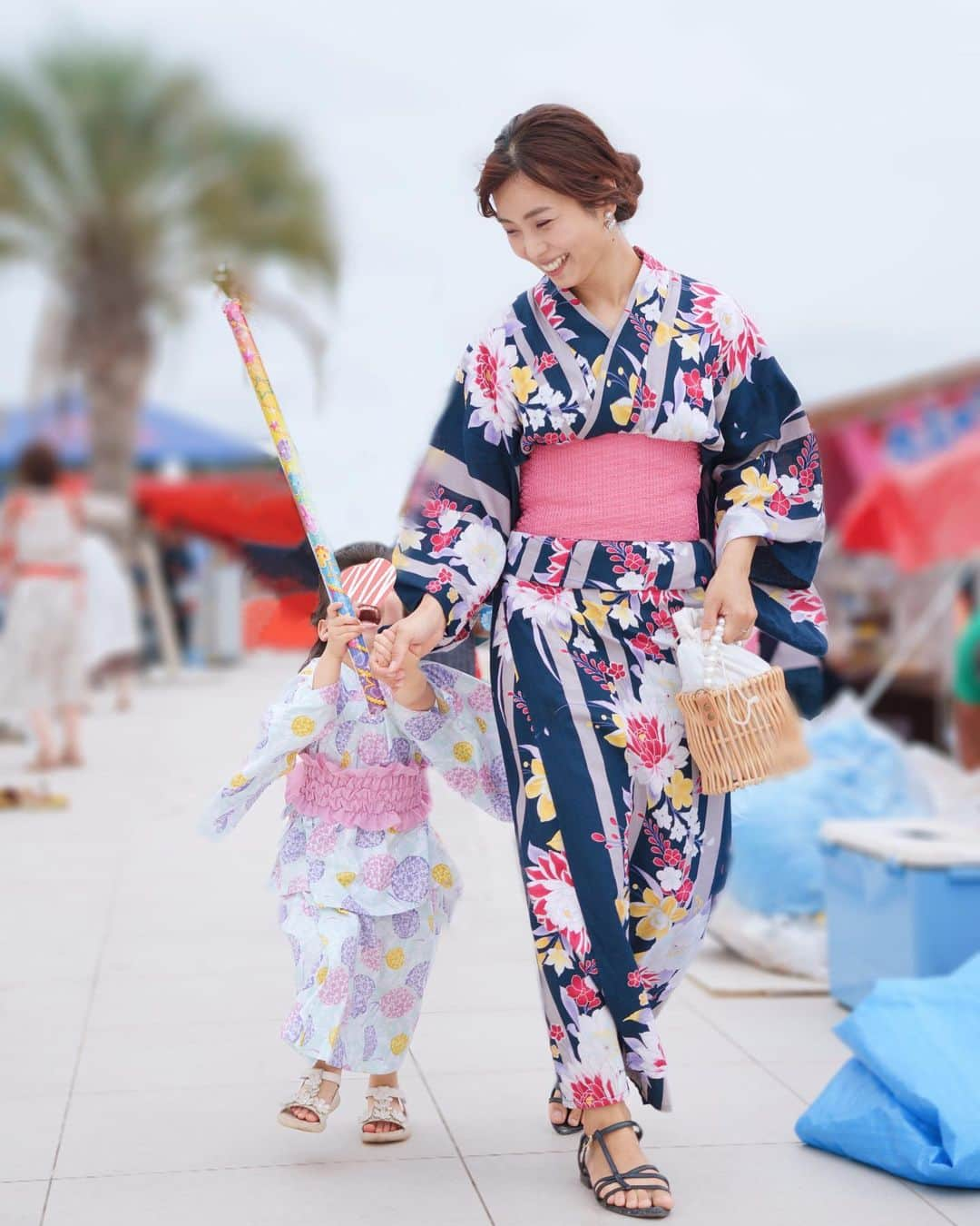 加藤雅美さんのインスタグラム写真 - (加藤雅美Instagram)「. 先日、幼稚園の仲良しのお友達と一緒に 夏祭りへ行ってきました☺️🍉🏮✨ . 親子で浴衣を着れて嬉しかったです👘 前に舞台の稽古で浴衣を着るので 毎日着付けていたけど、もうすっかり 忘れていて笑、YouTubeを見ながら 着付けました😂❤️ 帯とか雑になっちゃったけど 着崩れませんでした🙆‍♀️🌼 YouTube様々です☺️🙏✨ . 楽しそうな子供たちが可愛かった🥹💖 子どもにとってはコロナもあり 今年はようやく色んな行事が復活したりするので 夏の思い出をたくさん作れたらいいなと 思っています🥰 . have a nice day!🌼 . #夏祭り #縁日 #浴衣 #親子コーデ  ##親子浴衣 #年少 #新年少 #3歳 #3歳女の子 #3歳9ヶ月 #3y9m #盆踊り #夏休み #母と娘 #女の子ママ #東京ママ #ママライフ #浴衣女子 #浴衣コーデ #浴衣着付け #summer #tokyo #japan #yukata #👘 #summerfestival #me #followme #加藤雅美」7月26日 8時57分 - mamikato97