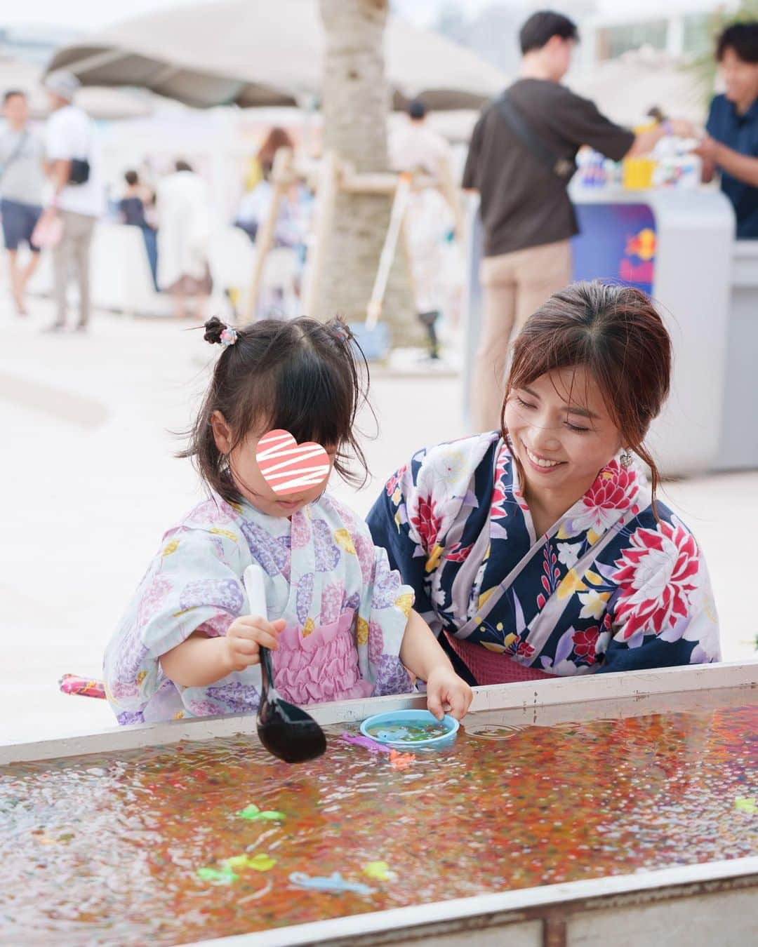 加藤雅美さんのインスタグラム写真 - (加藤雅美Instagram)「. 先日、幼稚園の仲良しのお友達と一緒に 夏祭りへ行ってきました☺️🍉🏮✨ . 親子で浴衣を着れて嬉しかったです👘 前に舞台の稽古で浴衣を着るので 毎日着付けていたけど、もうすっかり 忘れていて笑、YouTubeを見ながら 着付けました😂❤️ 帯とか雑になっちゃったけど 着崩れませんでした🙆‍♀️🌼 YouTube様々です☺️🙏✨ . 楽しそうな子供たちが可愛かった🥹💖 子どもにとってはコロナもあり 今年はようやく色んな行事が復活したりするので 夏の思い出をたくさん作れたらいいなと 思っています🥰 . have a nice day!🌼 . #夏祭り #縁日 #浴衣 #親子コーデ  ##親子浴衣 #年少 #新年少 #3歳 #3歳女の子 #3歳9ヶ月 #3y9m #盆踊り #夏休み #母と娘 #女の子ママ #東京ママ #ママライフ #浴衣女子 #浴衣コーデ #浴衣着付け #summer #tokyo #japan #yukata #👘 #summerfestival #me #followme #加藤雅美」7月26日 8時57分 - mamikato97