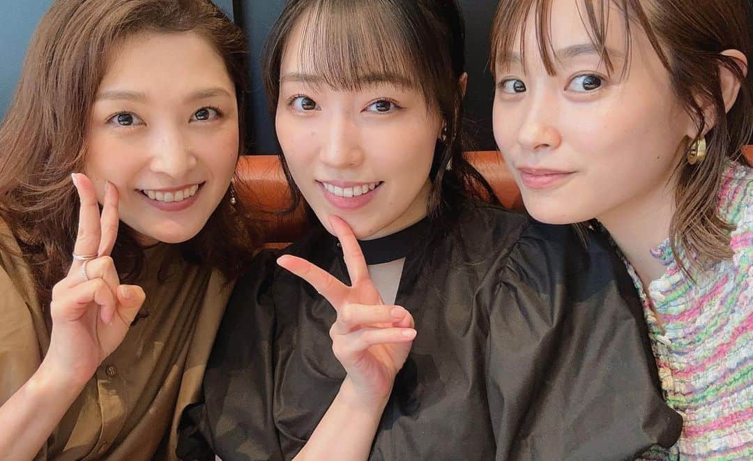 石川梨華のインスタグラム：「ヒサブリ🫶  2人に会えた〜💛🩷 3人の時間が合う2時間だけだったけど、久しぶりに2人に会えて嬉しかった😍  大好きな2人にいっぱい癒されました🫶  そして圭ちゃんの旦那さんの新しくオープンしたパニーニのお店でブランチしたの！ 圭ちゃんは残念ながら都合が合わなくて来れなかったんだけど😢 パニーニめっちゃ美味しかった✨  次は圭ちゃんも一緒に行きましょって約束しました✌️  ハッピーな時間をありがとう💓  あっ、ふくちゃんと服かぶったのw 愛ちゃんコラボ服！ 嬉しかった😆  #石川梨華 #モーニング娘 #娘フレンズ #高橋愛 #譜久村聖 #ハッピータイム」