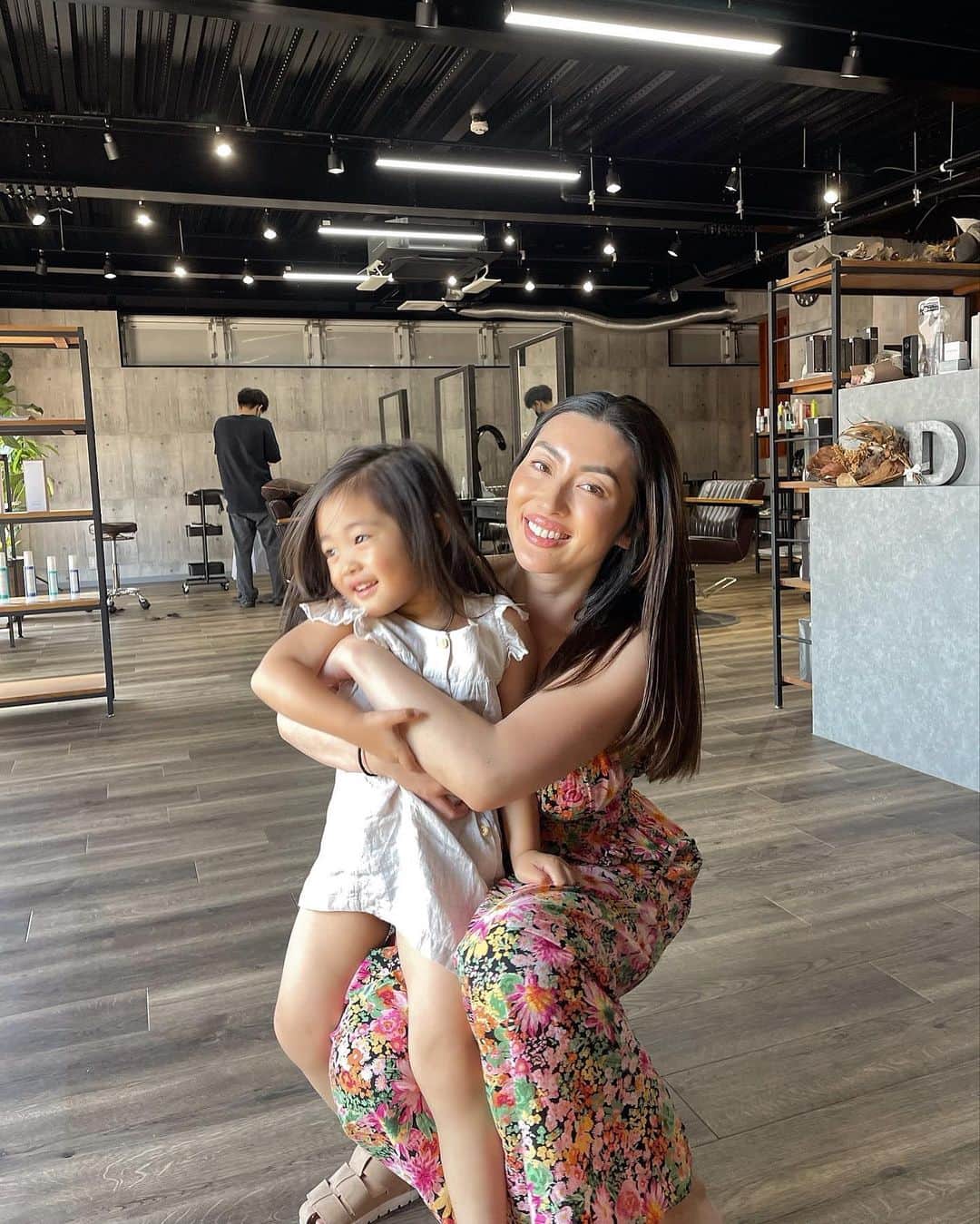 MayaTのインスタグラム：「It’s been a while to get haircut for me and first time ever for my girl😍   ひっさしぶりのヘアカットとカラー嬉しいな〜娘は初カットでなんだか大人っぽくなっちゃった💛」