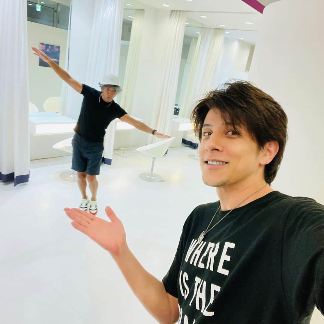 城田純のインスタグラム：「田本さんを手にのせて遊んでみた✌️笑  いつもカッチョエー髪型ありがとうございます💇✨」