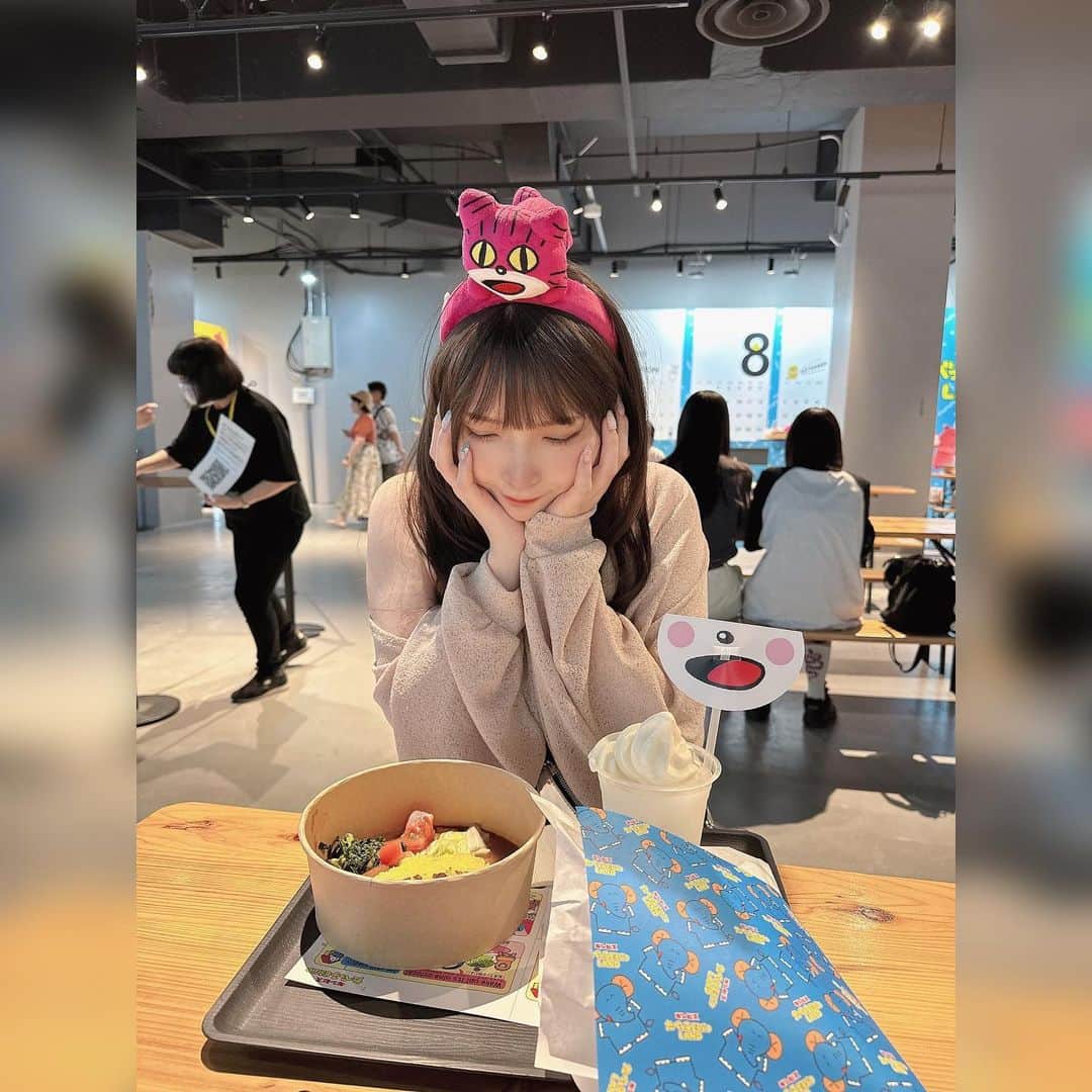 のインスタグラム：「🐱 ⁡ ⁡ たべっ子どうぶつLANDへ行きました❣️ ⁡ これはあまつがドーナツ食べてるだけ🍩 超楽しかったし写真いっっぱいあるからしばらくたべっ子載せます🐯 ⁡ ⁡ ちなみに推しは やぎさん、おおかみさん、とらさんです。 ⁡ ⁡ #あまつまりな #あまつ様 #グラビア #たべっ子どうぶつ #たべっ子どうぶつLAND」