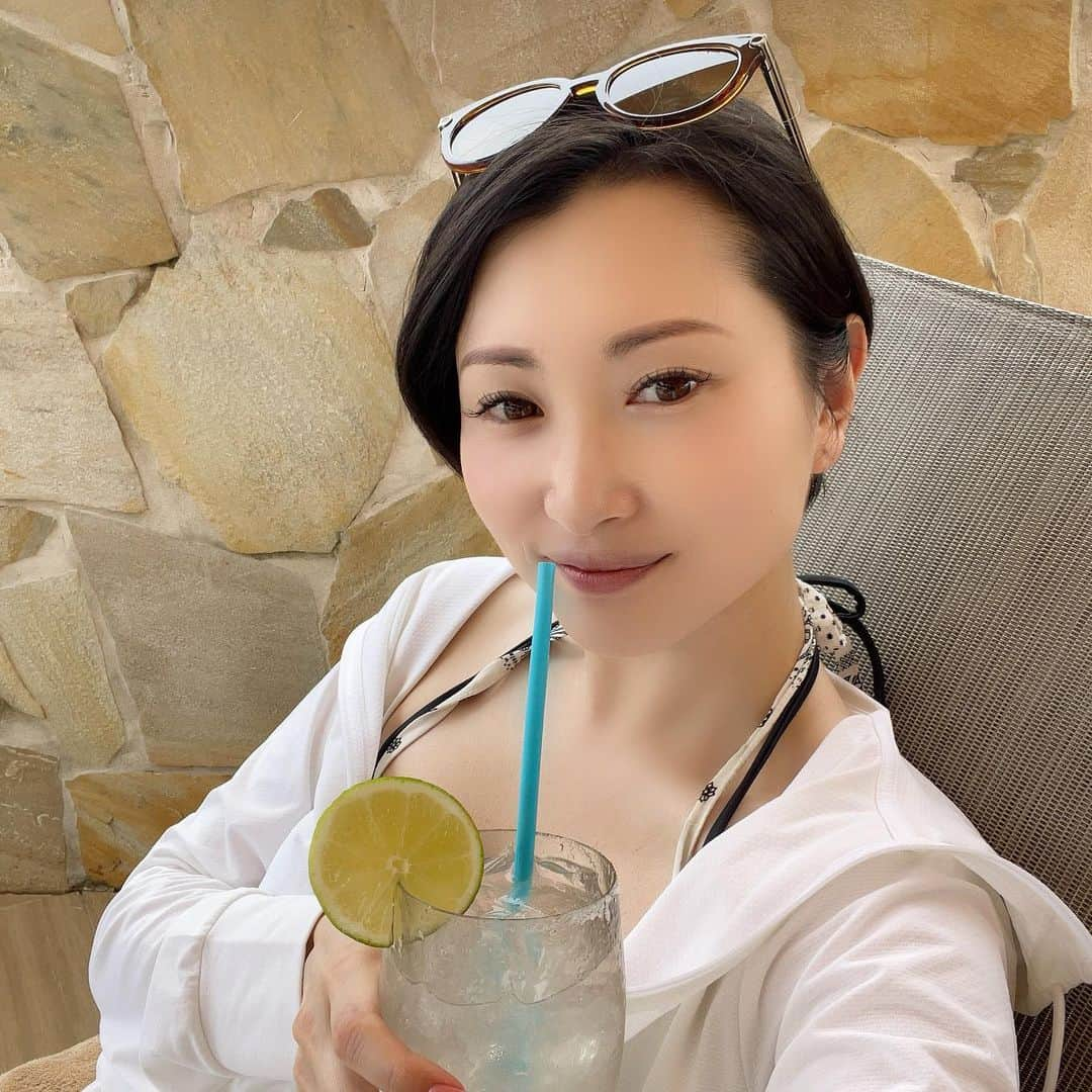 鎌田聖菜のインスタグラム：「ちょっと早い夏休みいただいてます🌻 　 ⁡ こっちの雨季は 終日曇りで ⁡ どうしても仕事上 肌を焼けられない私にとっては最高の時期😂✨ ⁡ ⁡ 雨降っても スコールですぐ止むし 気温も日本の真夏より遥かに涼しい🍉 (現在31℃でめちゃくちゃ快適) ⁡ 　 ⁡ 最近、 やりたいこと ぜーんぶ叶えて良いんだって思える♡ ⁡ 　 それは自分にめちゃくちゃ 素直になりつつあるからかなぁ、、、 ⁡ ⁡ もちろん、 まだまだ いろんな他人軸が入ってきて 迷うこともあるけど、 最終的には 自分のやりたいようにやる。 ⁡ それが一番の幸せの近道♪ ⁡ 　 現在、 そんな自分と宇宙との対話を通して 身近でちーっちゃい願望から 結構大きな願望までもが 次々と叶っていく体験をしています♡ ⁡ ⁡ ご興味ある方は フーカとセーナの宇宙部 オンラインサロンを覗いてみてね💓 (詳細は@seina_kamada プロフのURLをクリック👆)   ⁡ ⁡ #美しく生きる #運命を変える鏡の本。 #鏡#鏡学 #心を整える#自尊心#自己肯定  #鎌田聖菜 #自分を好きになる #自分色#周波数を整える #美肌 #美学#美は選択 #感謝と尊重 #天命 #魂職 #自分を満たしてからが豊かさのスタート #ご機嫌に生きる #自由に生きる #フーカとセーナの宇宙部 #オンラインサロン ⁡ ⁡ ⁡ ⁡」