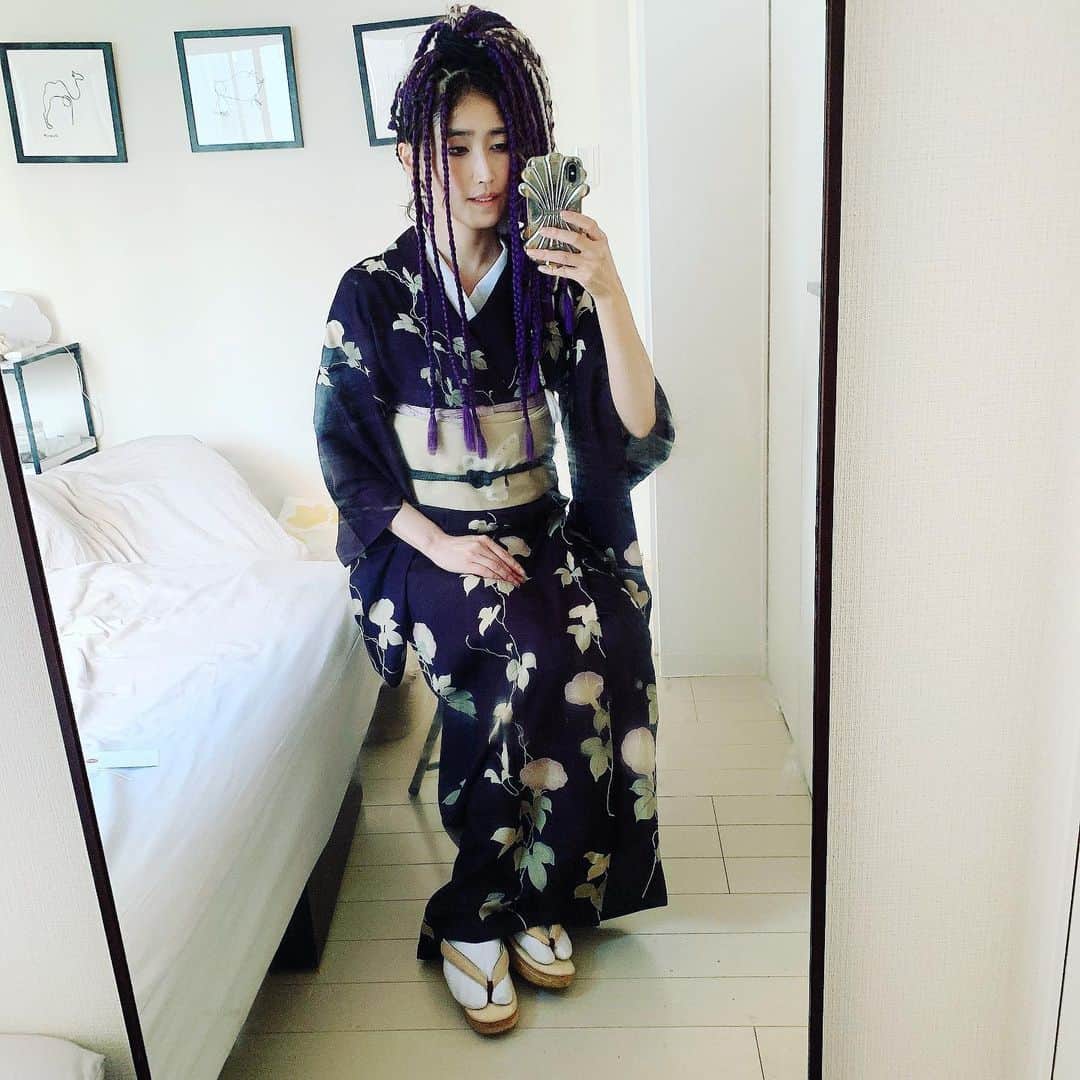 峰なゆかのインスタグラム：「朝顔の夏着物に、朝顔と蝶々の帯。私って着物が似合いますよね！ #アンティーク着物　#着物　#着物コーデ　#着物コーディネート　#今日の着物　#kimono #kimonostyle #kimonofashion」