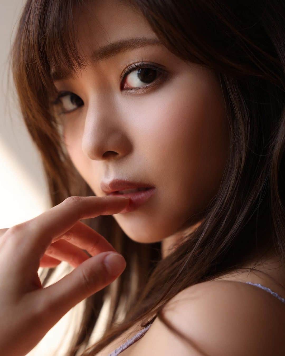 西谷麻糸呂のインスタグラム：「✿✿✿  おはよう🐈‍⬛  掲載中の『週刊FRIDAY』発売中です📖 ぜひお手に取ってください〜！」