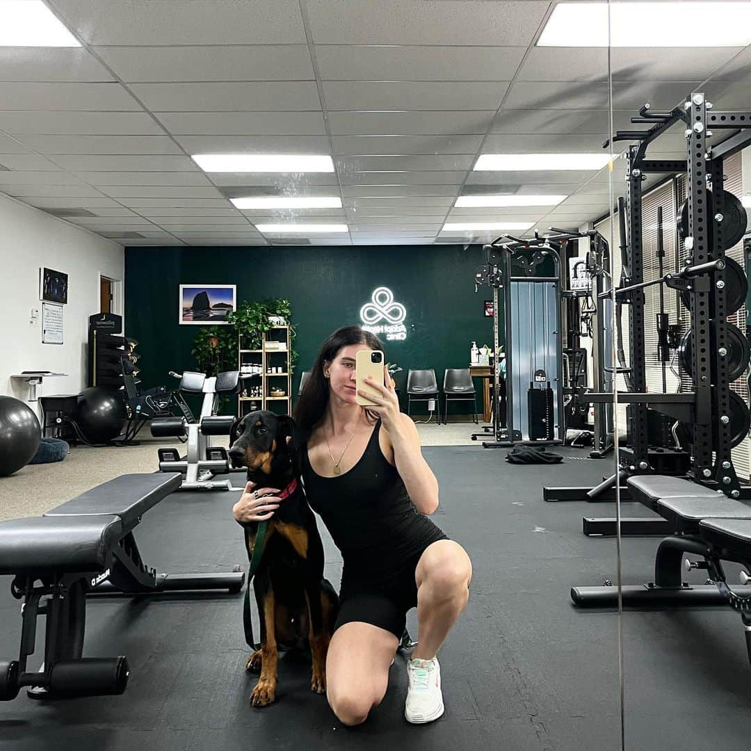 Elliana Shayna Pogrebinskyさんのインスタグラム写真 - (Elliana Shayna PogrebinskyInstagram)「A dobie aesthetic 🖤🤍」7月26日 9時09分 - elliana_pogrebinsky